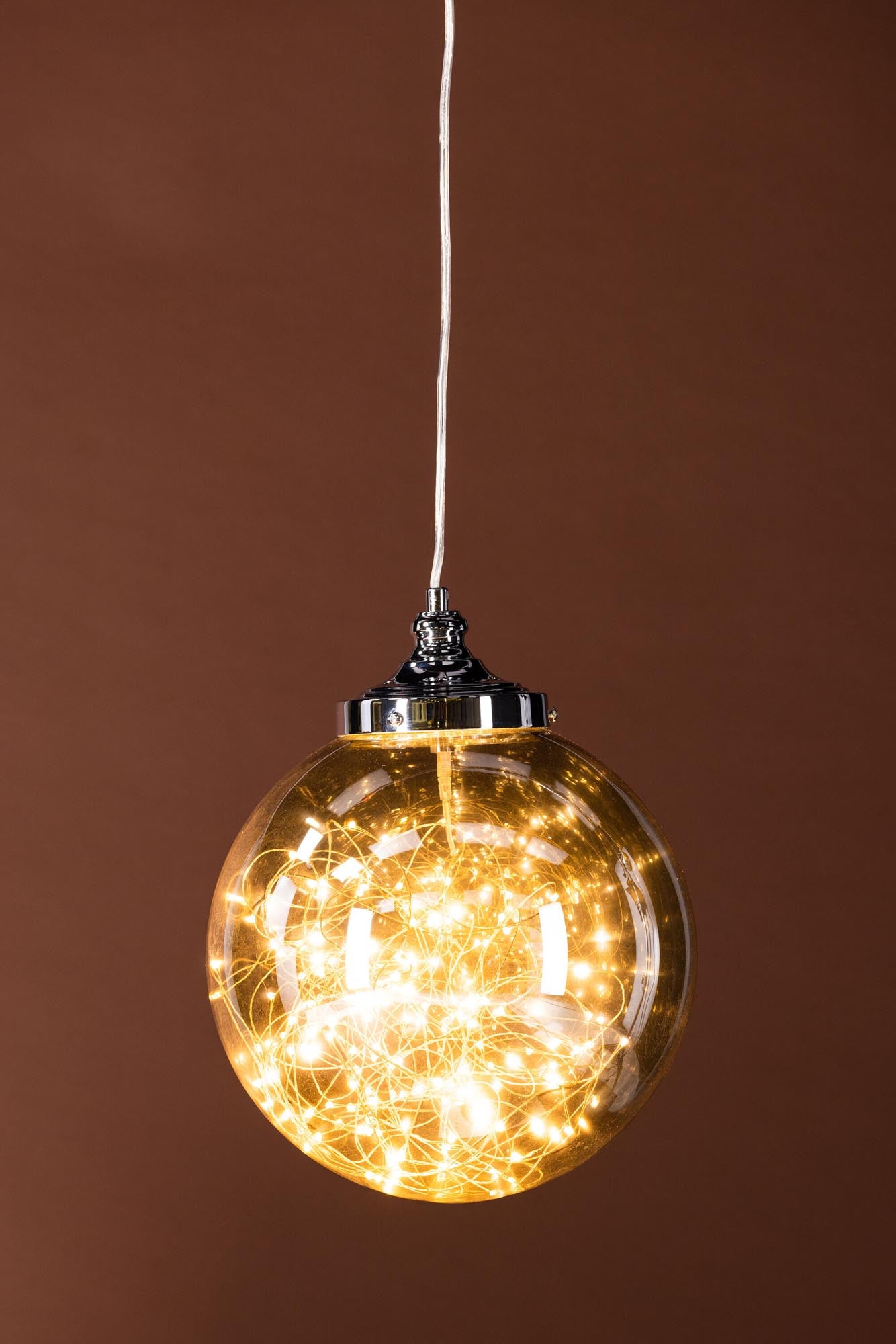 Elegante Lemans Pendelleuchte von Venture Home: Robuste Eisenhalterung trifft auf rauchfarbenes Glas und schafft ein warmes, stilvolles Ambiente.