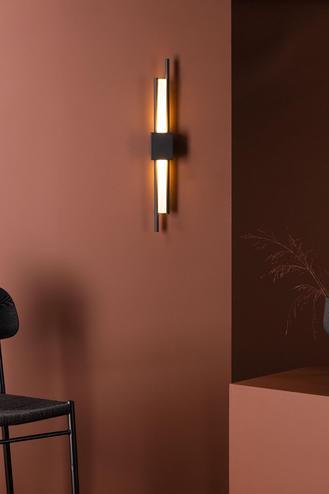 Clermont Wandleuchte in Schwarz präsentiert im Onlineshop von KAQTU Design AG. Wandleuchte ist von Venture Home