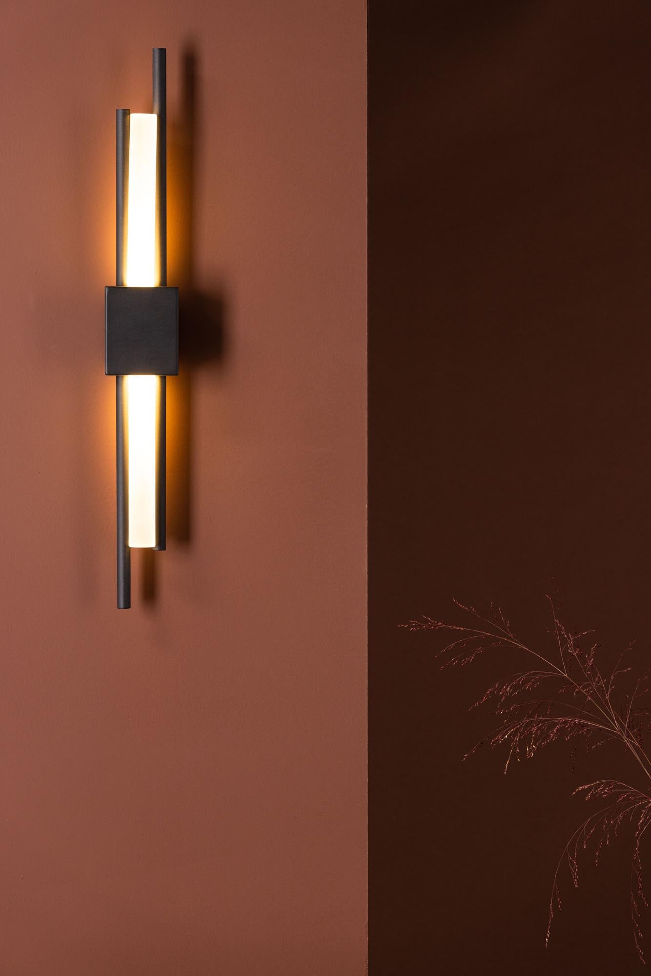 Clermont Wandleuchte in Schwarz präsentiert im Onlineshop von KAQTU Design AG. Wandleuchte ist von Venture Home