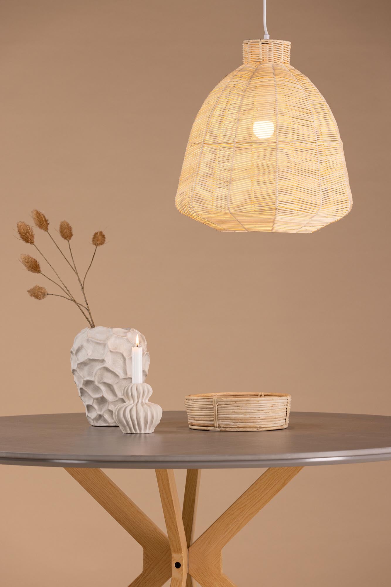 Entdecken Sie die Touren Pendelleuchte von Venture Home: Ein elegantes Rattan-Design, das jedem Raum eine einladende Atmosphäre verleiht.