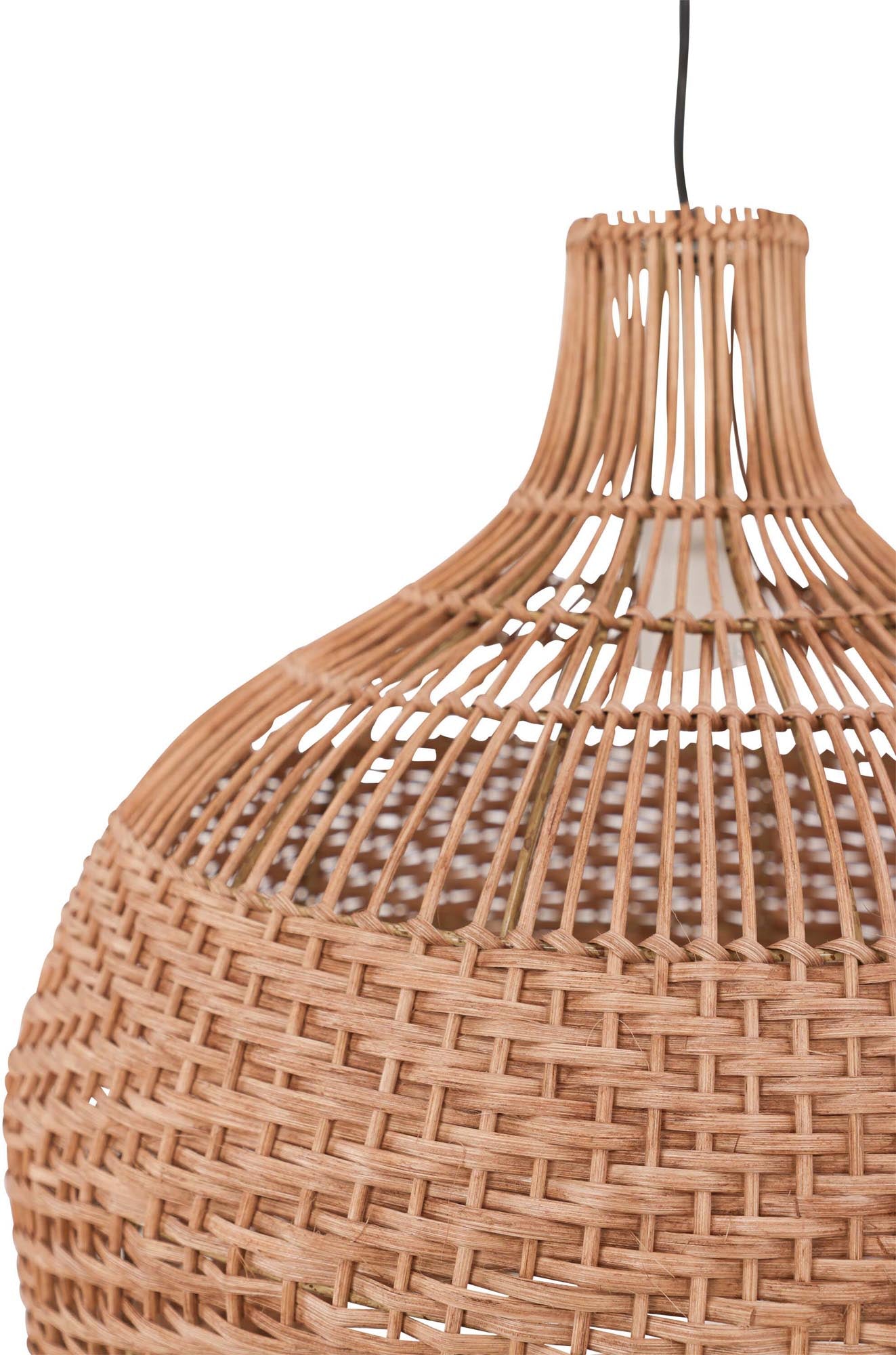 Stilvolle Bastia Pendelleuchte von Venture Home: Hochwertiger Rattan-Lampenschirm für eine warme, einladende Atmosphäre in jedem Raum.