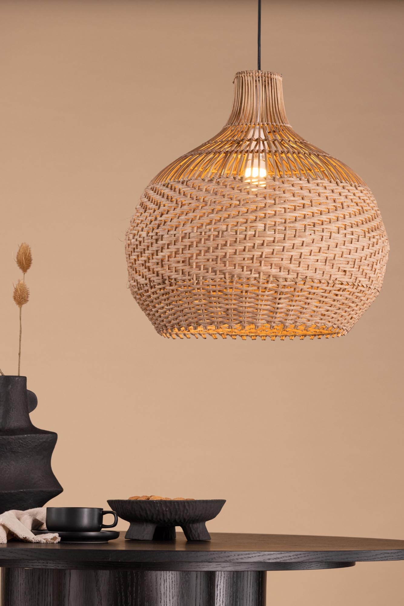 Entdecken Sie die Bastia Pendelleuchte von Venture Home: Ein elegantes Rattan-Design, das jeden Raum mit warmem Licht und Stil bereichert.