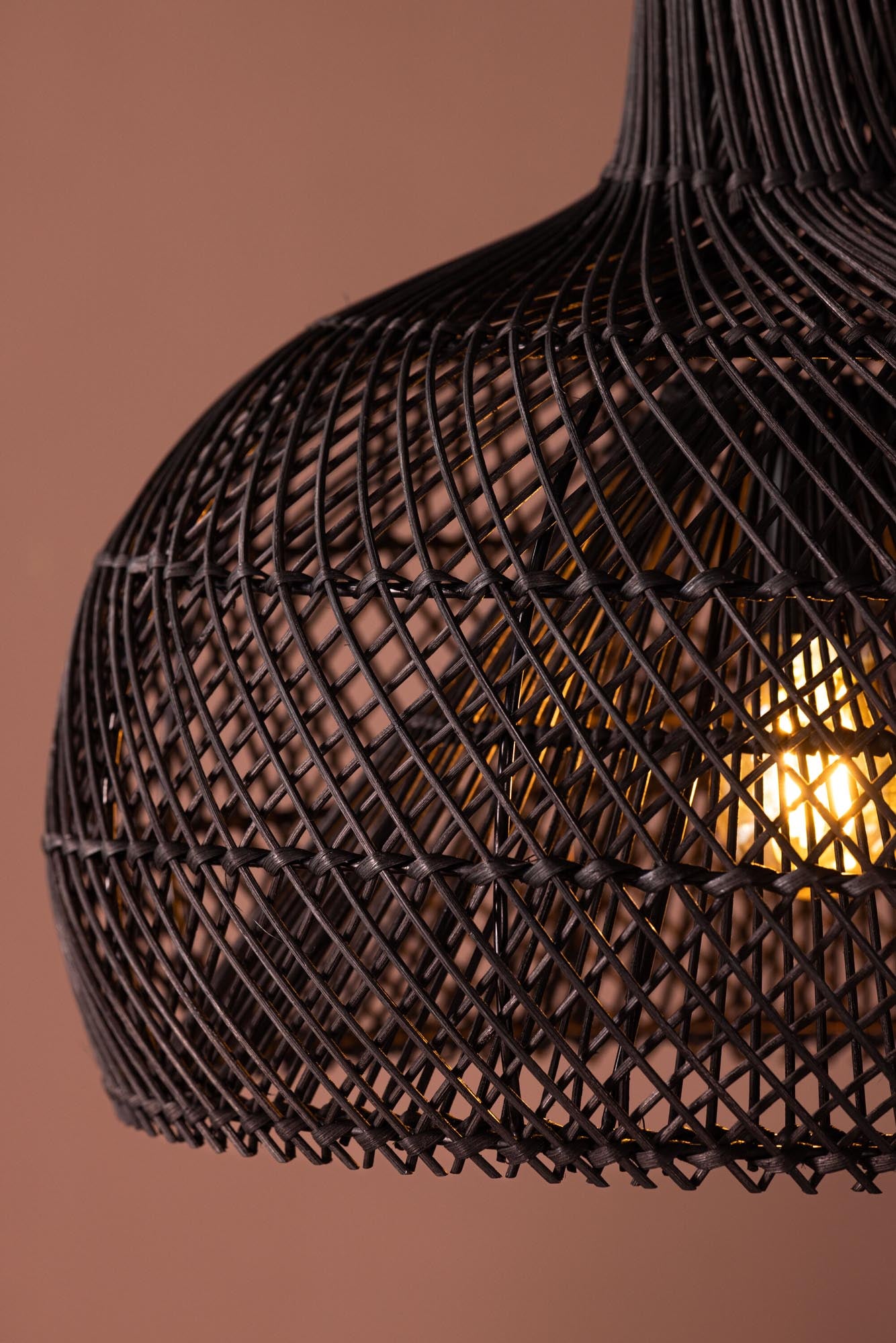 Laroche Pendelleuchte in Schwarz präsentiert im Onlineshop von KAQTU Design AG. Pendelleuchte ist von Venture Home