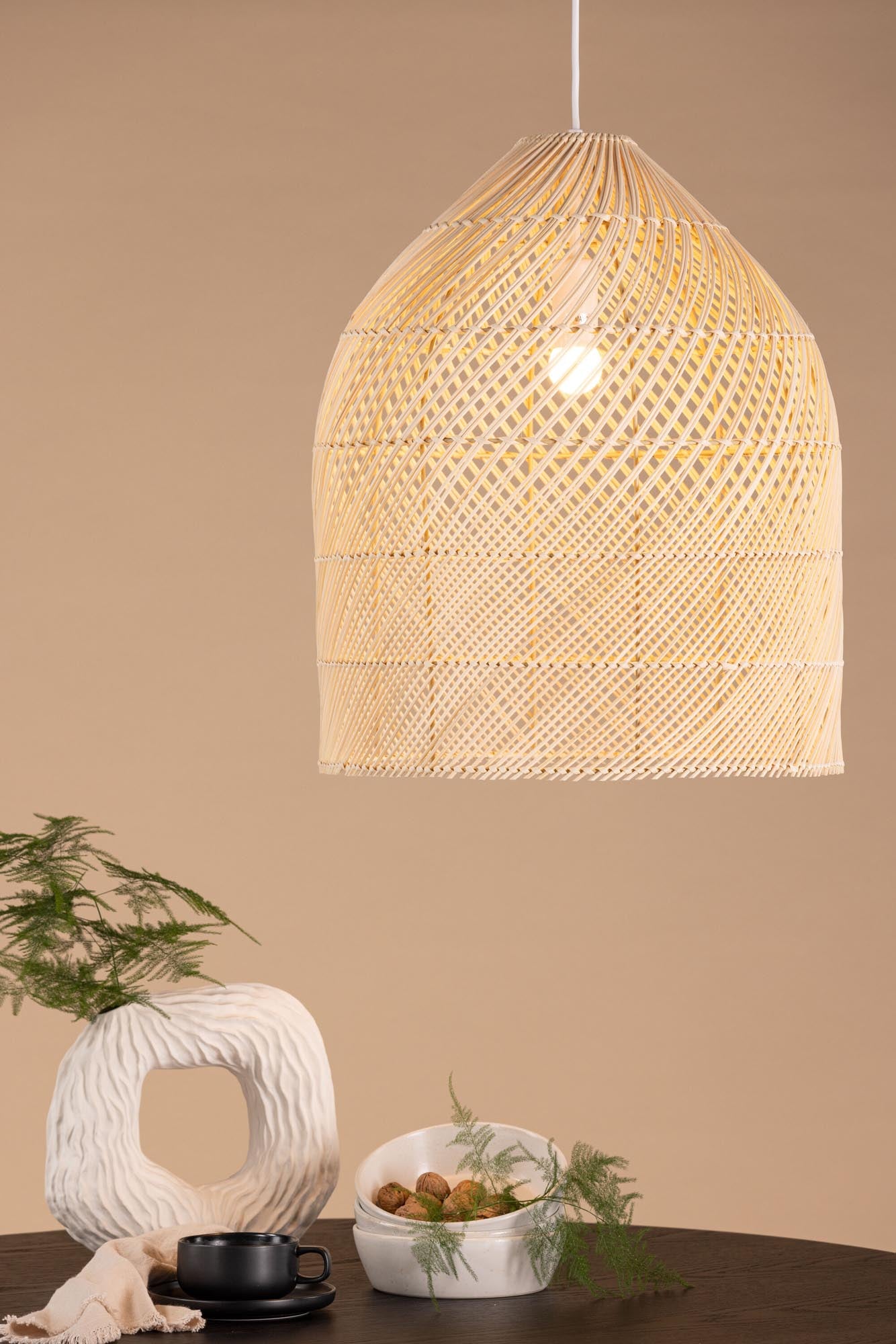 Stilvolle Brivela Pendelleuchte von Venture Home: Klassisches Design mit modernem Rattan-Lampenschirm, perfekt für gemütliche Abende und vielseitige Wohnräume.