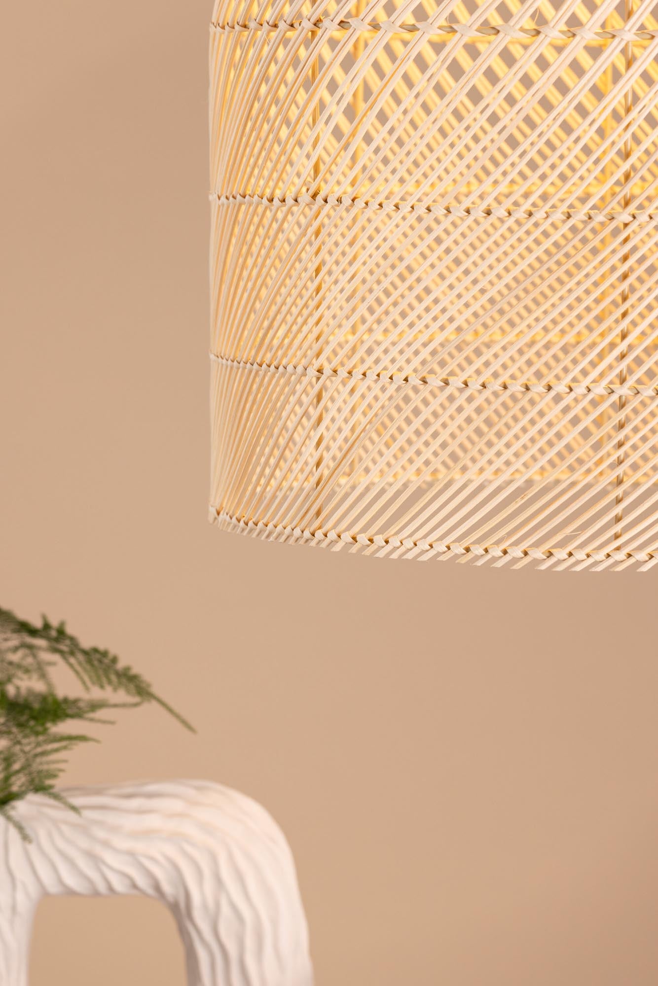 Elegante Brivela Pendelleuchte von Venture Home: Hochwertiger Rattan-Lampenschirm, ideal für einladende Atmosphäre in jedem Raum.