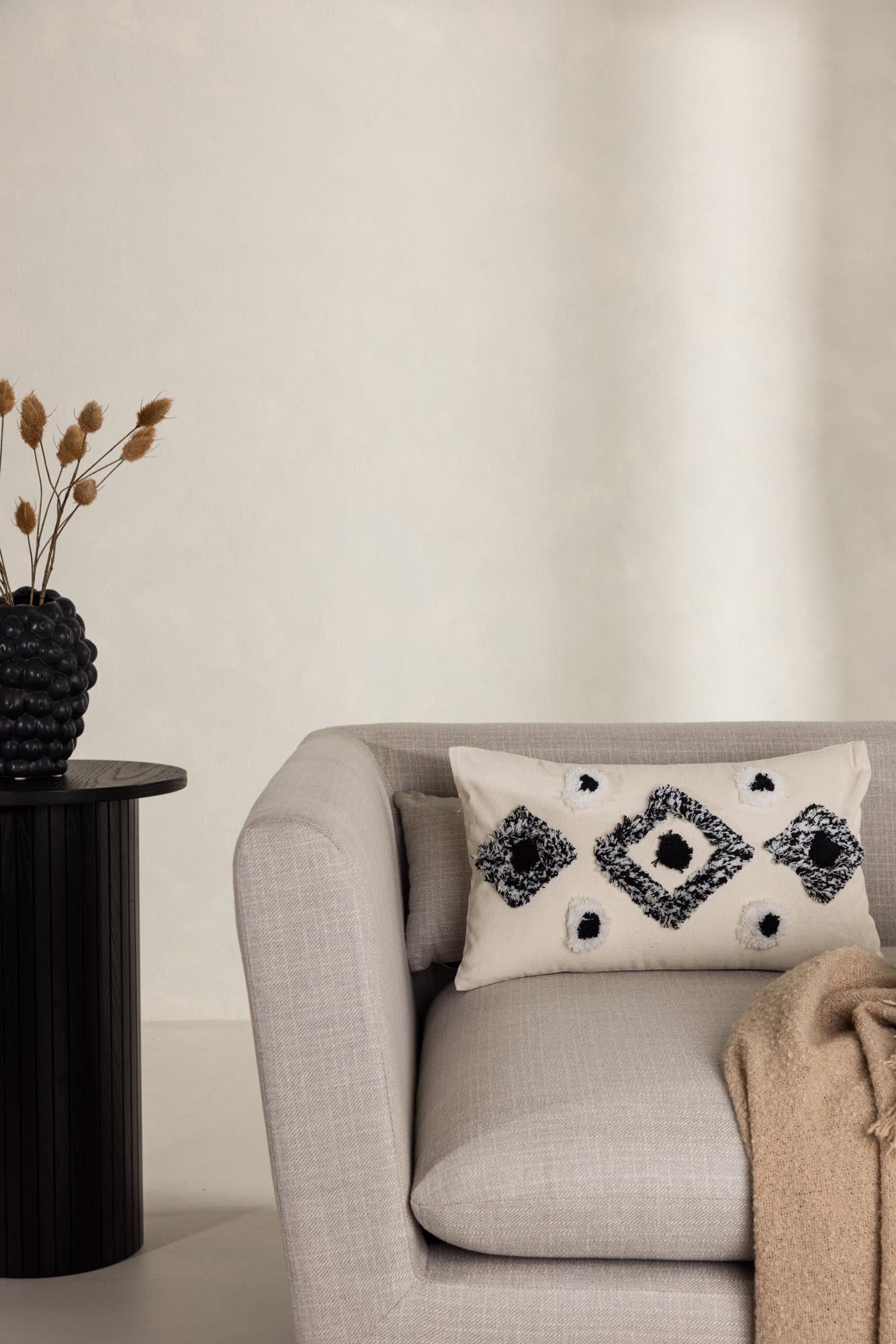 Verleihen Sie Ihrem Zuhause mit dem eleganten Melissa Kissenbezug von Venture Home in modernem Weiß und Schwarz einen Hauch von Stil. Pflegeleicht und vielseitig!