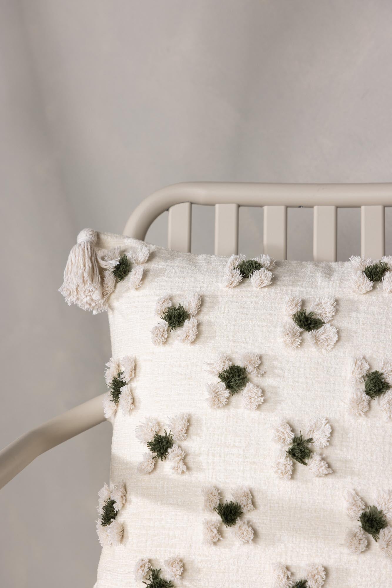 Millie Kissenbezug in Weiss präsentiert im Onlineshop von KAQTU Design AG. Deko Kissenbezug ist von Venture Home