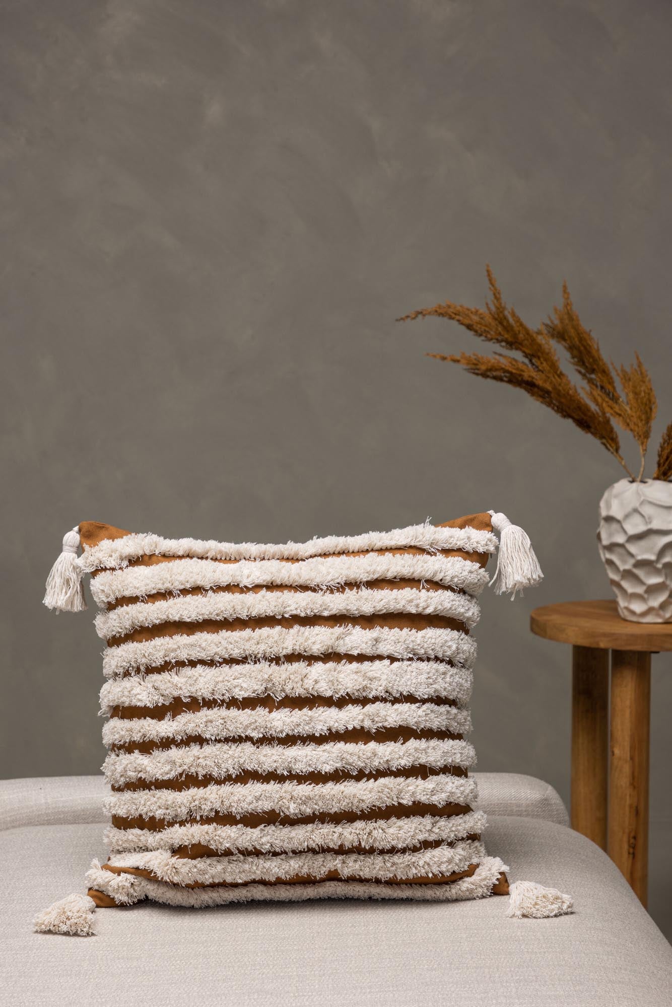 Entdecken Sie den Elina Kissenbezug von Venture Home in warmem Rostbraun. Stilvolles Design und hochwertige Materialien für Ihr Zuhause.