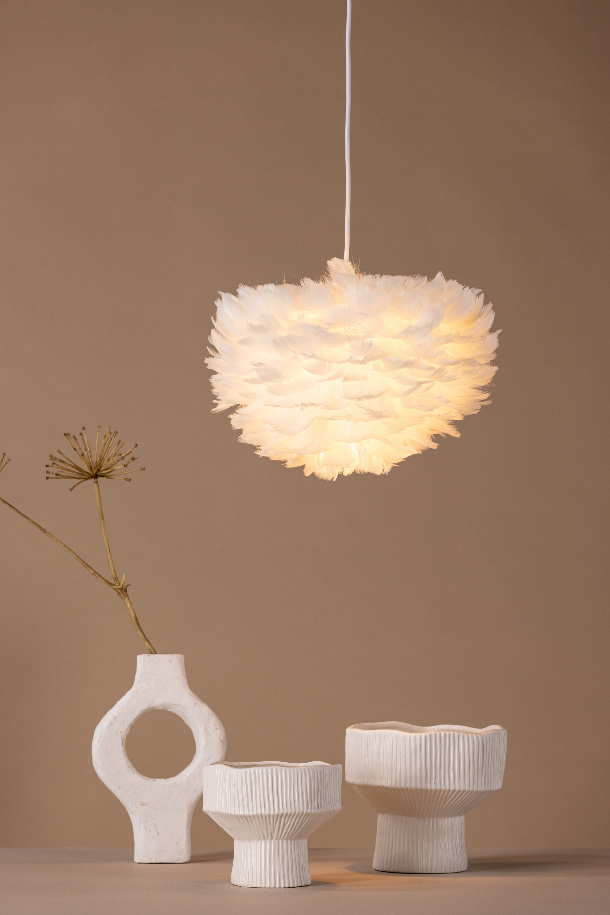 Nicola Pendelleuchte in Weiss präsentiert im Onlineshop von KAQTU Design AG. Pendelleuchte ist von Venture Home