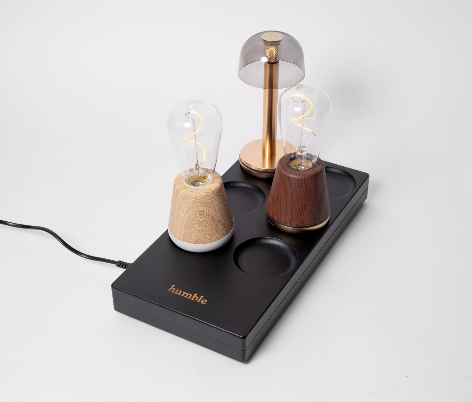 Erleben Sie den Humble Light Wireless Charger 6 Dock Black CE: elegantes Design, kabelloses Laden für bis zu 6 Geräte. Umweltfreundlich und leistungsstark!