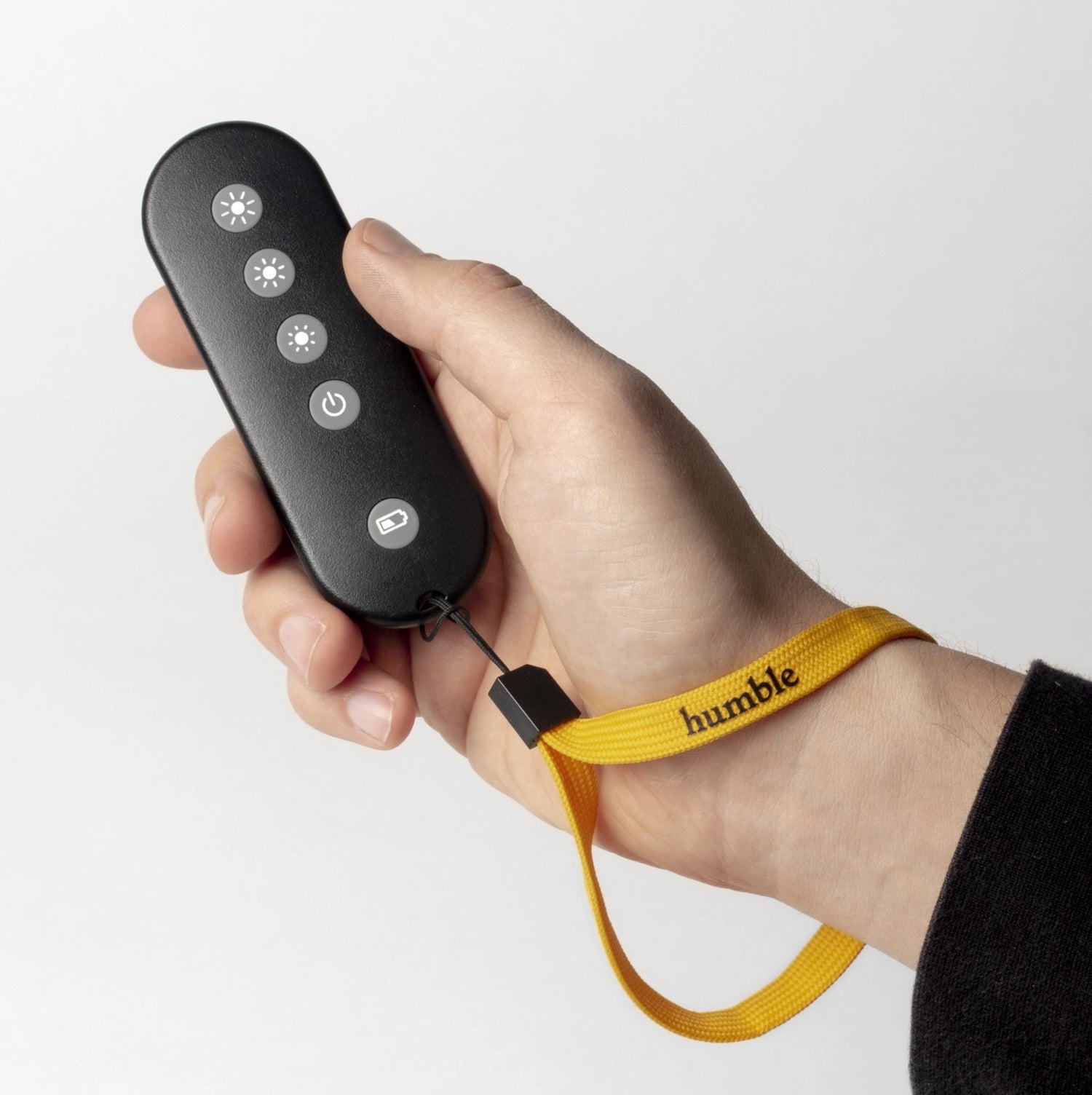 Elegante Humble RF-Fernbedienung zur einfachen Steuerung von Lampen und Kabeln, perfekt für ein modernes Wohnambiente.