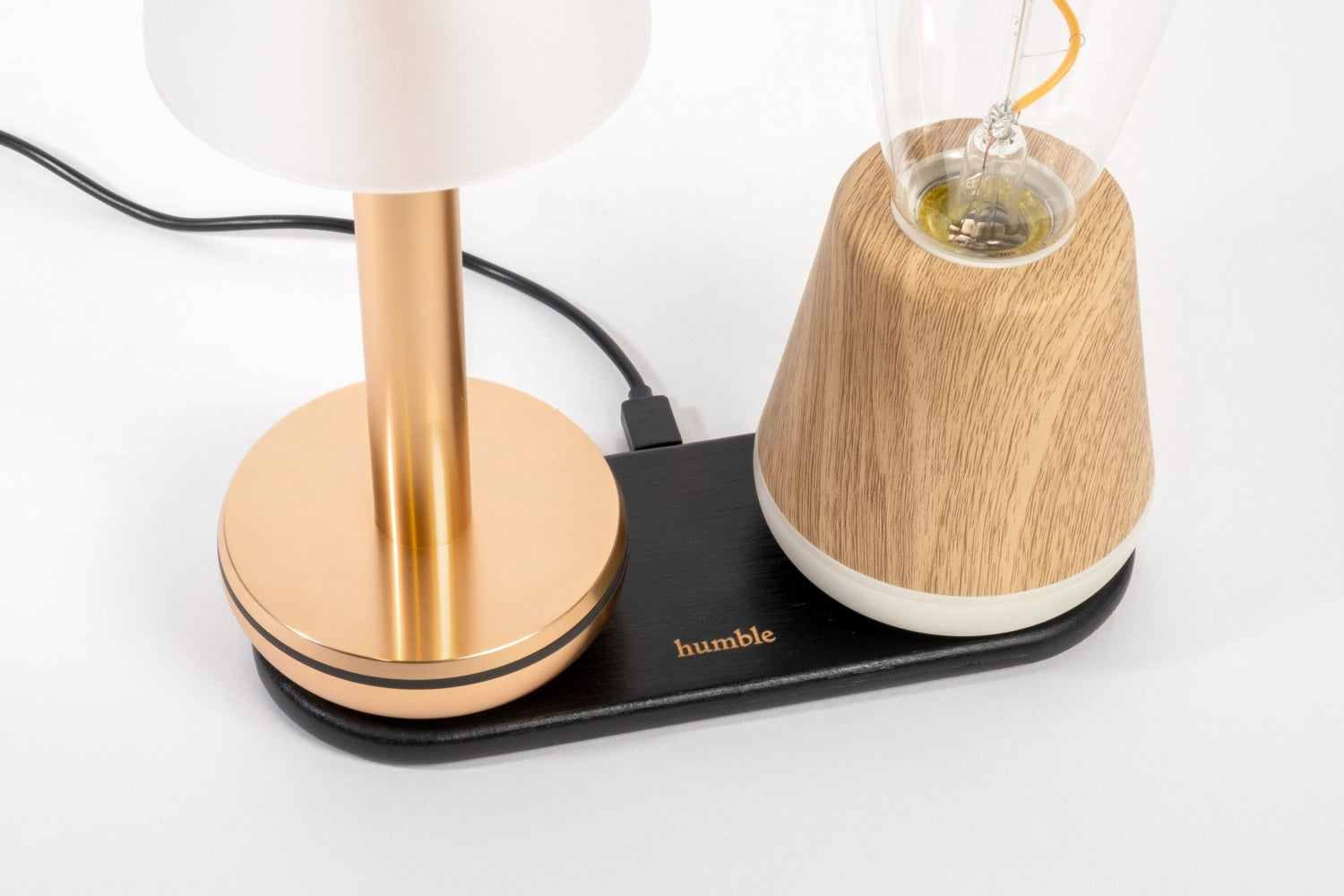 Erleben Sie den stilvollen Wireless Charger Double von Humble Light. Perfekt für zwei Geräte, vereint er Funktionalität und elegantes Design.