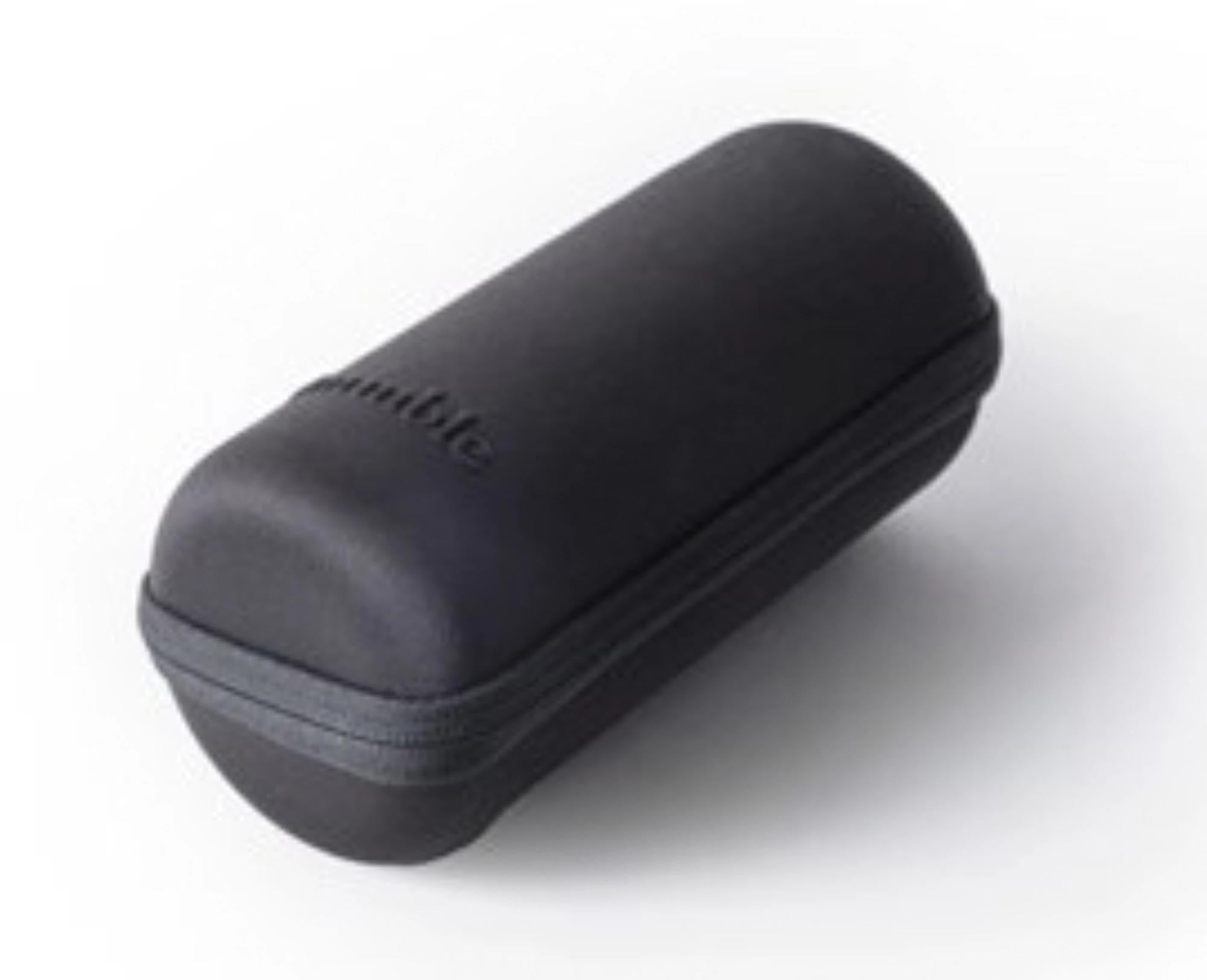 Entdecken Sie das Humble Travel Case Black von Humble Light – ein stilvolles, robustes Accessoire für Kabel und Lampenfassungen. Ideal für Ordnung und Design.