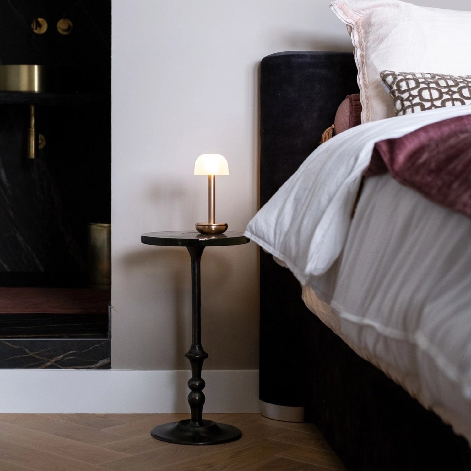 Erleben Sie den Humble Two Schirm in gold frosted PC – ein eleganter Lampenschirm, der sanftes Licht und zeitloses Design vereint.