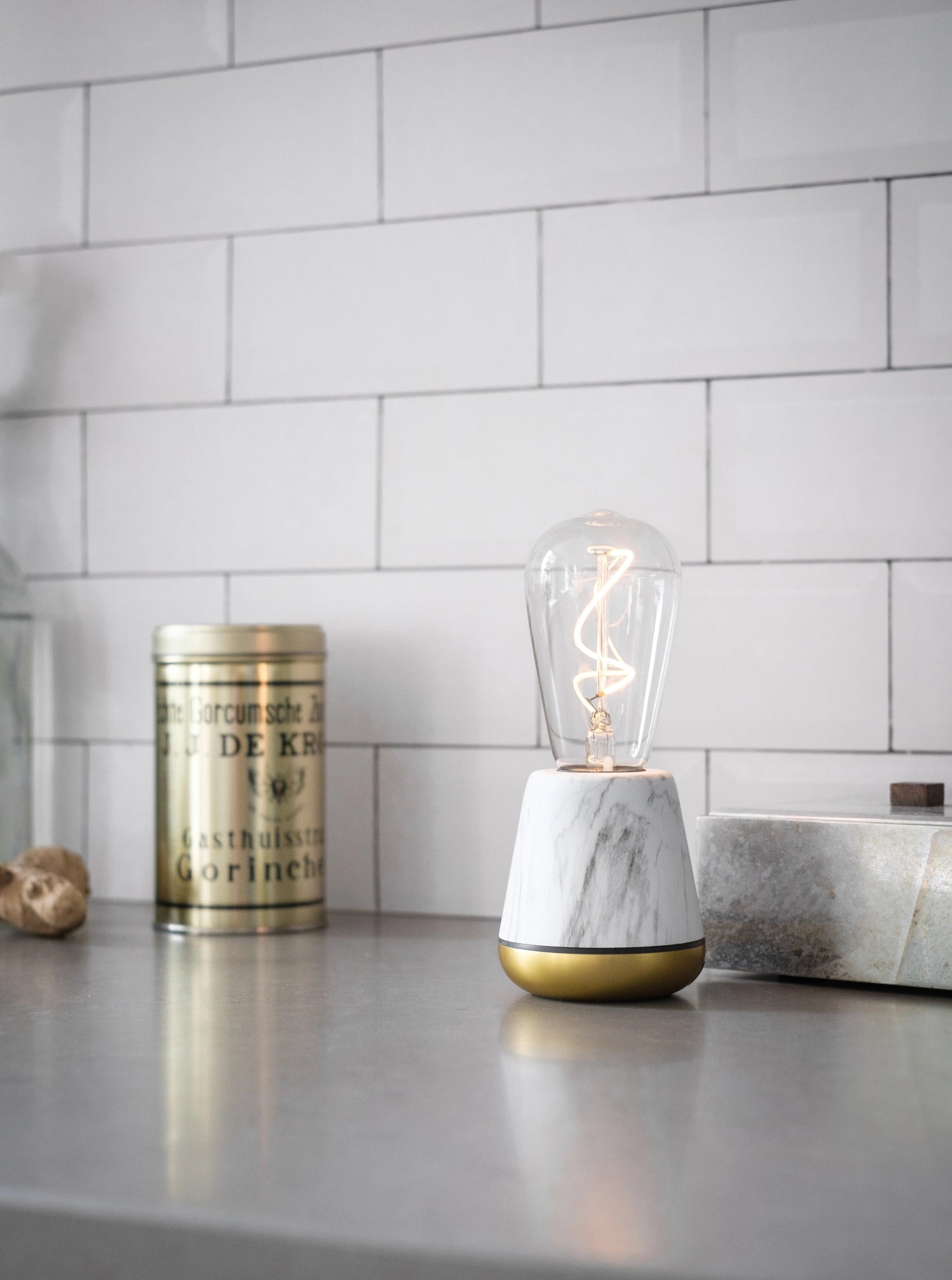 Tischleuchte Humble Light one in edler Marmor-Optik weiß, 19.5x8.5 cm, perfektes Licht für moderne Wohnräume.