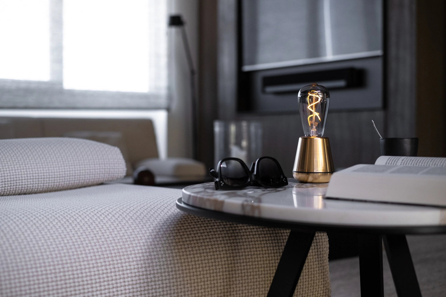 Verleihen Sie Ihrem Raum mit der Humble Light Tischleuchte in Gold (19,5x8,5 cm) einen Hauch von Eleganz und Funktionalität.