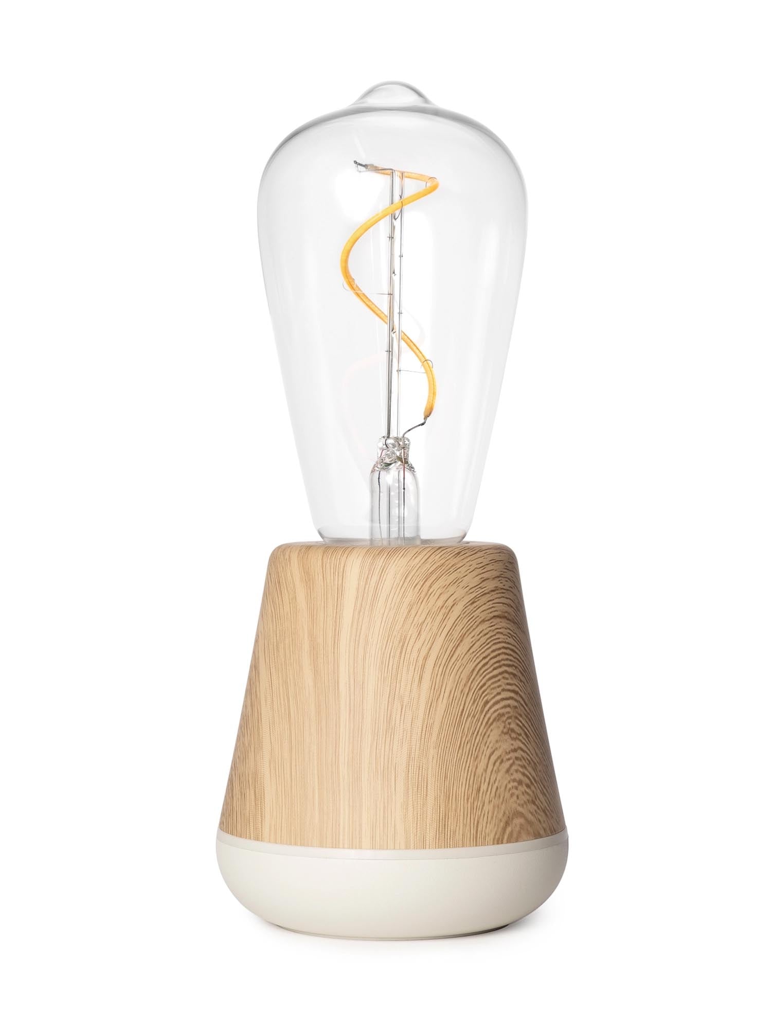 Entdecken Sie die Humble Light One Tischleuchte in Holz-Optik, Eiche. Modernes Design, energieeffizient, ideal für Schreibtisch und Wohnraum.