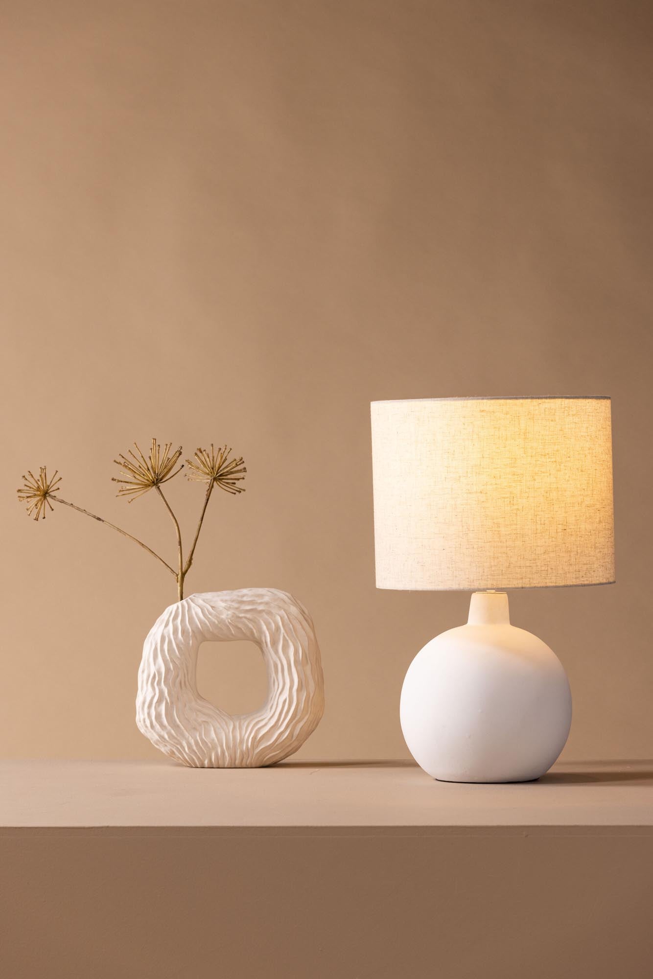 Torcello Tischleuchte: Modernes Design trifft auf funktionale Eleganz.