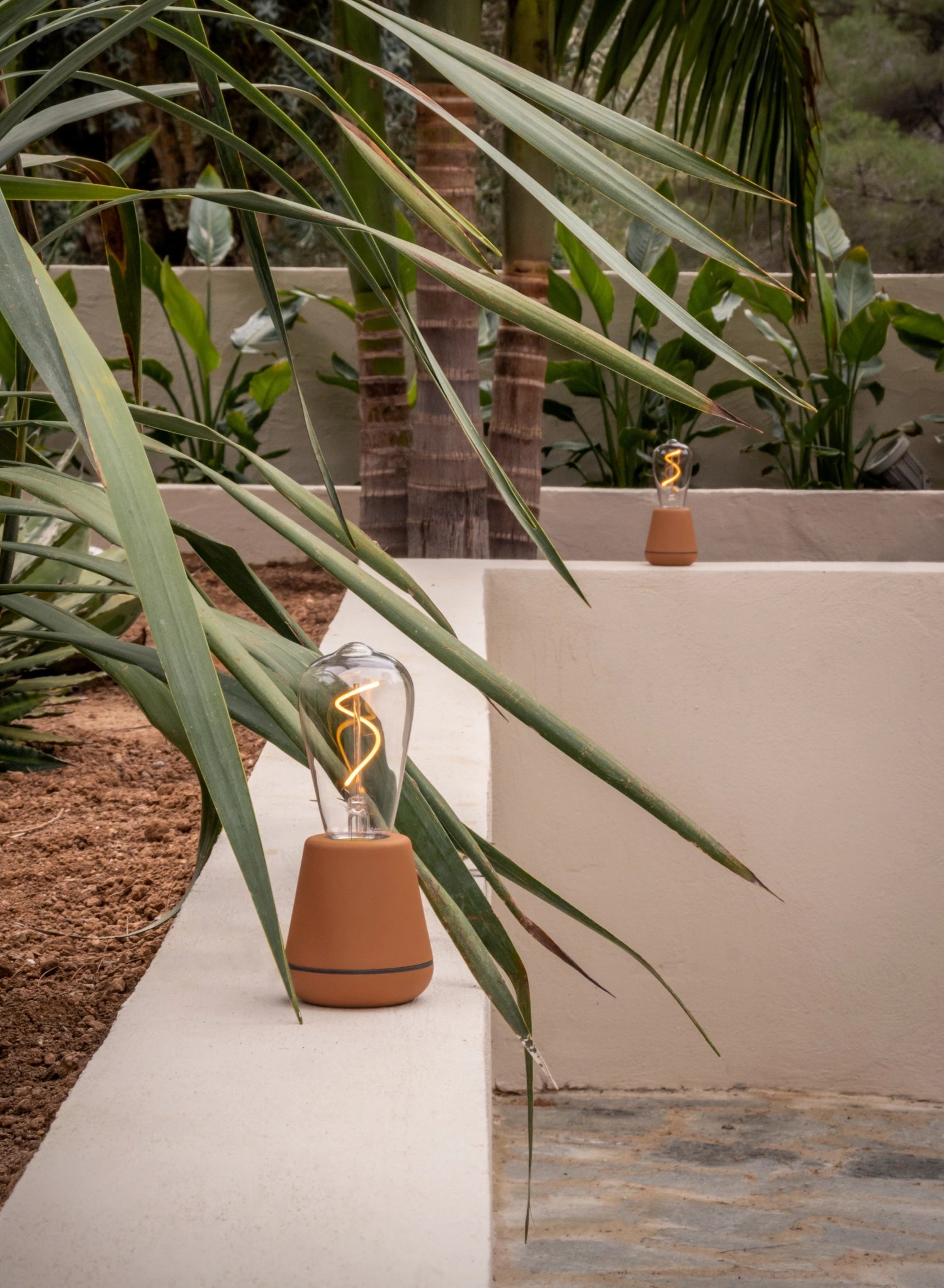 Die Humble One Outdoor Tischleuchte in Zimt bietet stilvolle Beleuchtung und ist dank IP65 ideal für den Außenbereich. Perfekt für jede Terrasse!