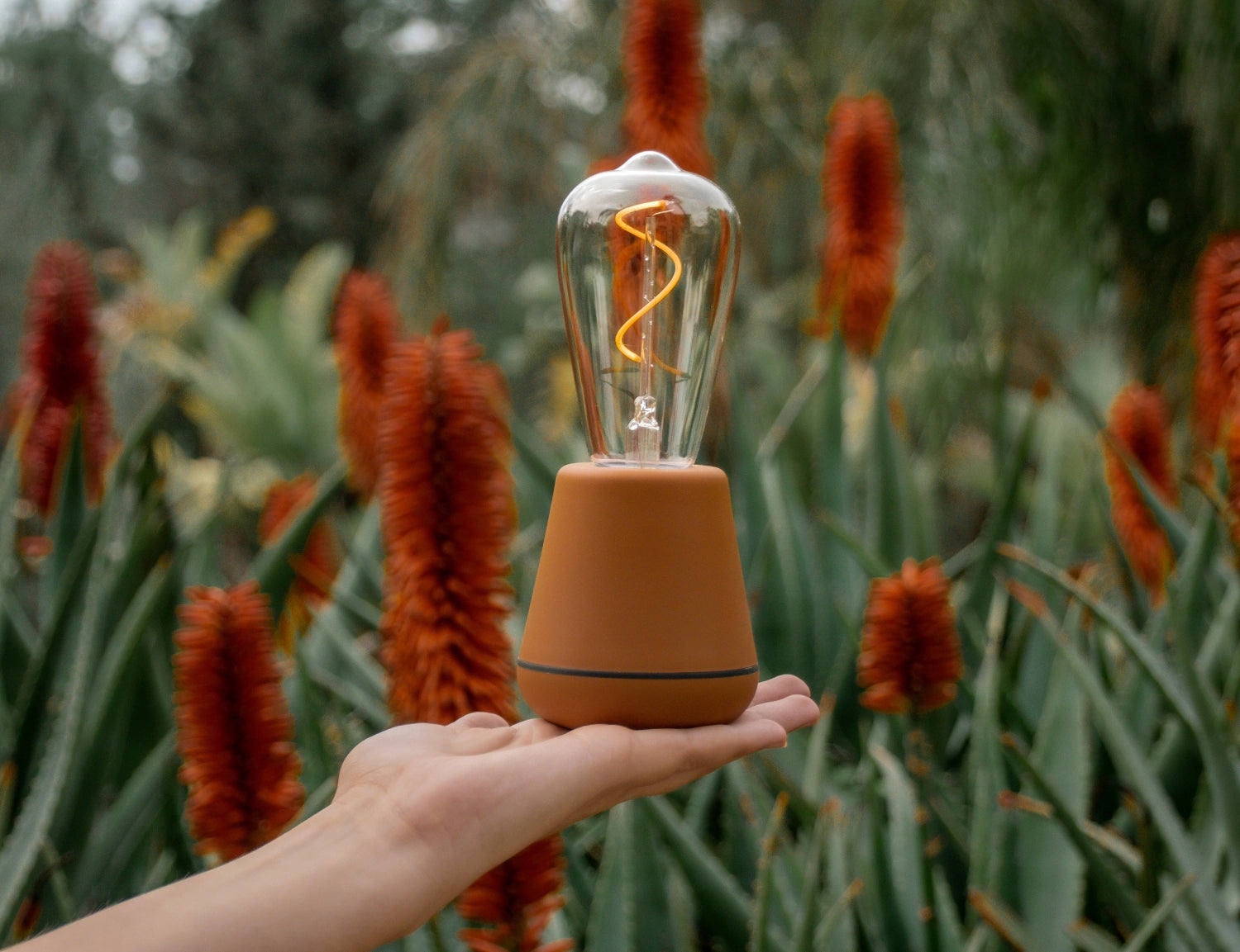 Die Humble One Outdoor Tischleuchte in Zimt vereint elegantes Design mit Funktionalität. Ideal für Gartenpartys und Balkone, robust und wetterfest.