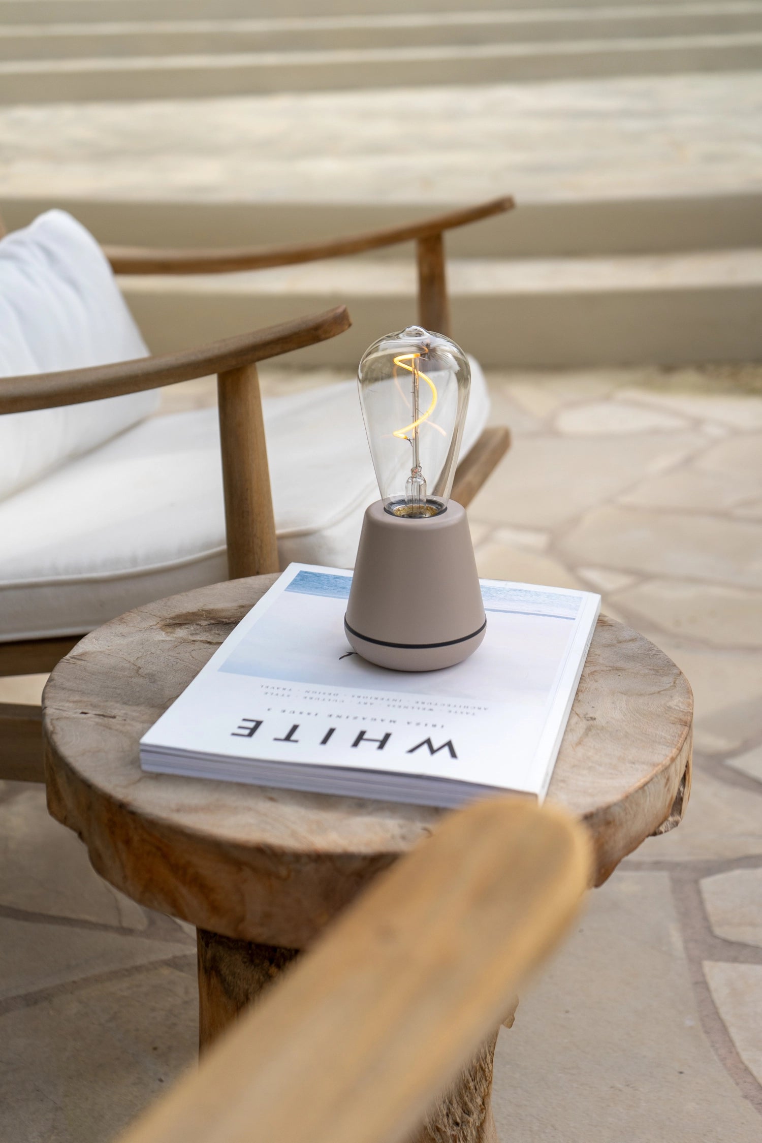 Humble one Outdoor Tischleuchte in elegantem Linen-Design, IP65-zertifiziert, ideal für stimmungsvolle Beleuchtung im Freien.