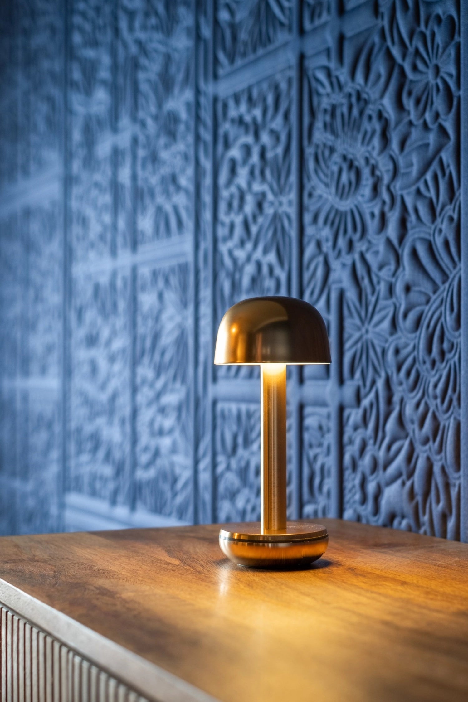 Die Humble Light Tischleuchte in Gold (21,2 x 8,8 cm) kombiniert modernes Design mit praktischer Nutzung. Perfekt für stilvolle Akzente in jedem Raum.