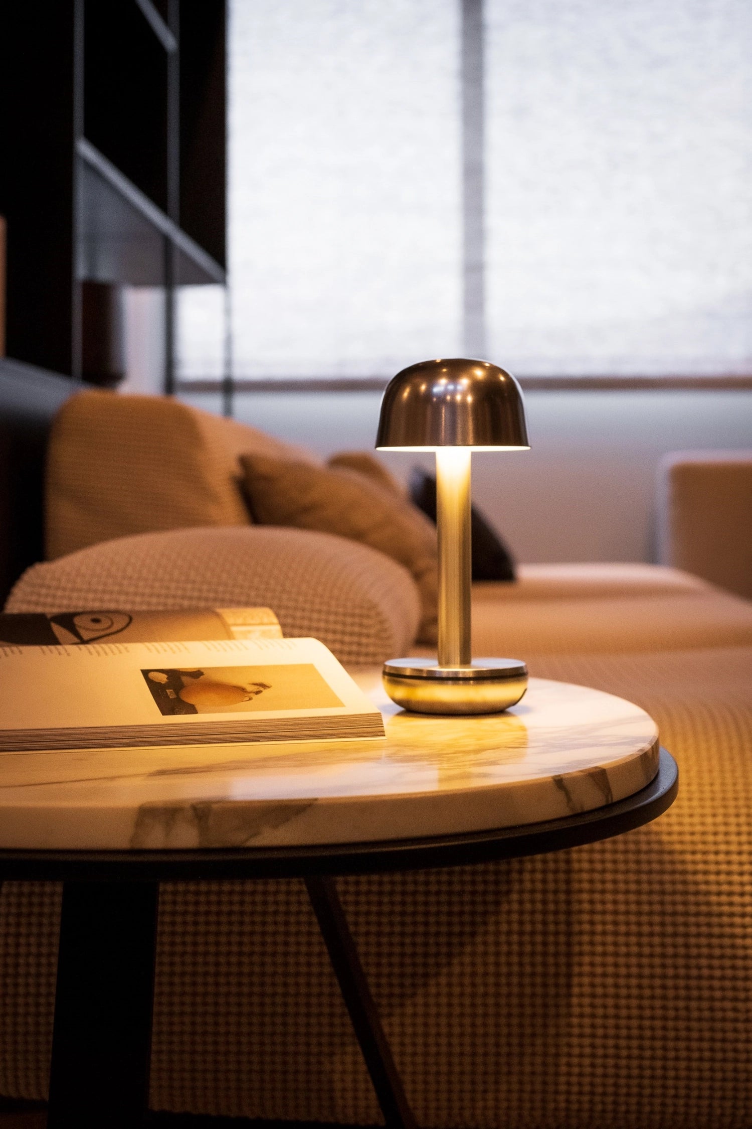 Die Humble Light Tischleuchte in Gold (21,2 x 8,8 cm) vereint elegantes Design und Funktionalität, ideal für jeden Wohnstil.