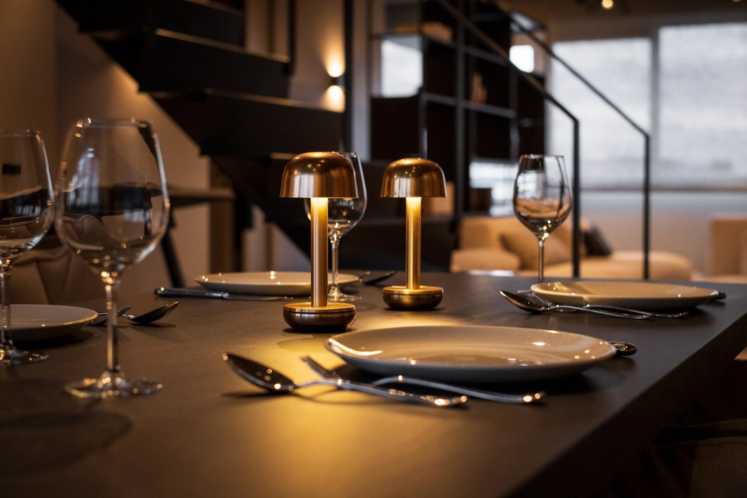 Die Humble Light Tischleuchte in Gold (21,2 x 8,8 cm) kombiniert stilvolles Design mit praktischer Nutzung und passt perfekt in jedes Zuhause.