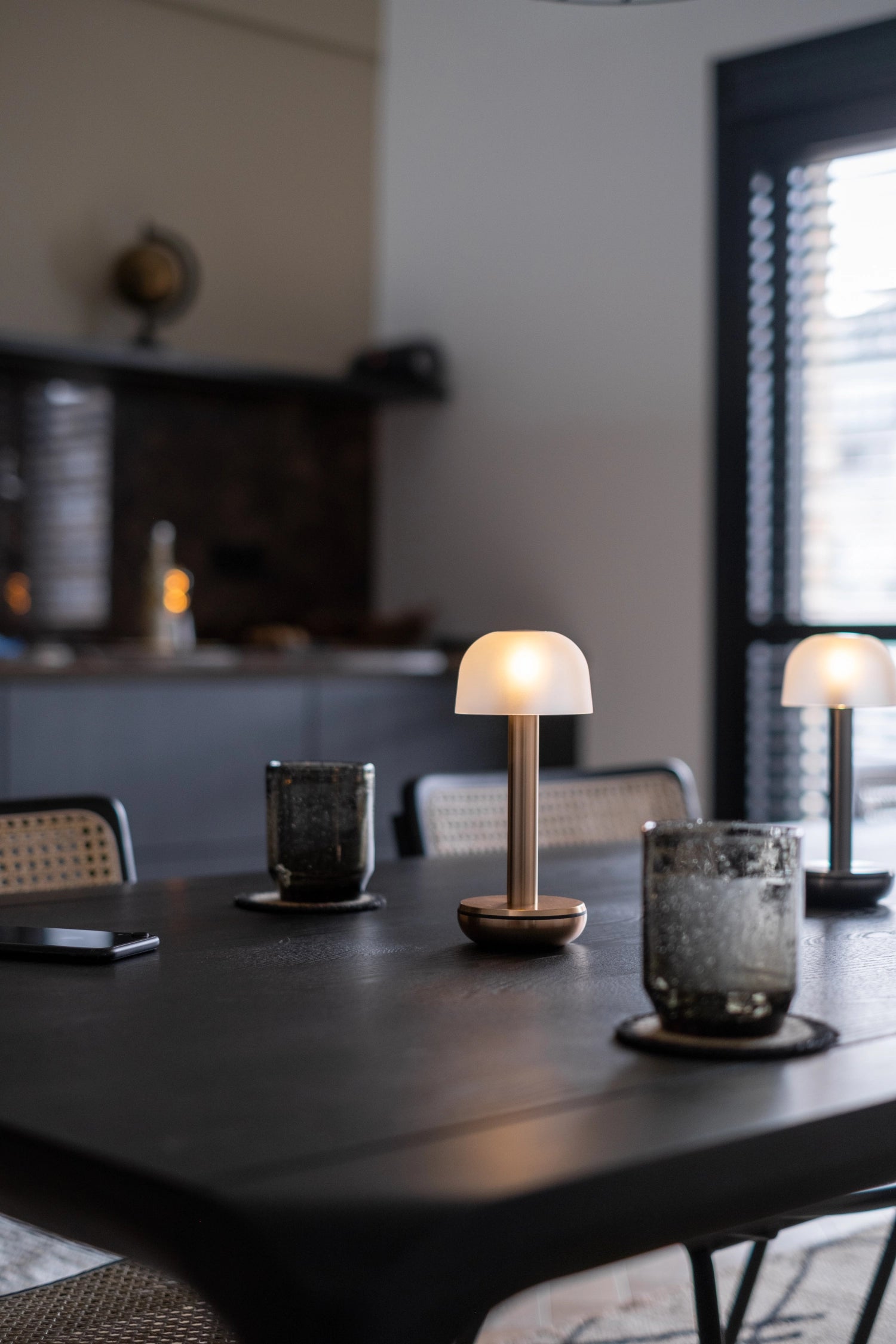 Die Humble Light Tischleuchte in Gold und Frosted ist ein stilvolles Accessoire, das Eleganz und Wärme in Ihr Zuhause bringt.