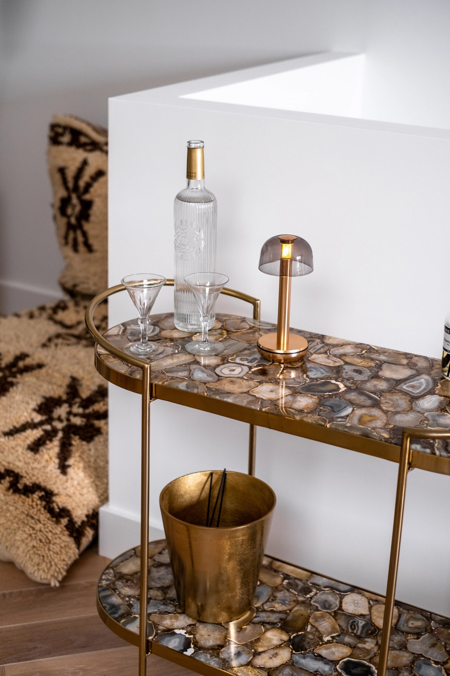 Verleihen Sie Ihrem Raum mit der Humble Light Tischleuchte in Gold und Rauchglas (21,2x8,8 cm) einen Hauch von Eleganz und Gemütlichkeit.