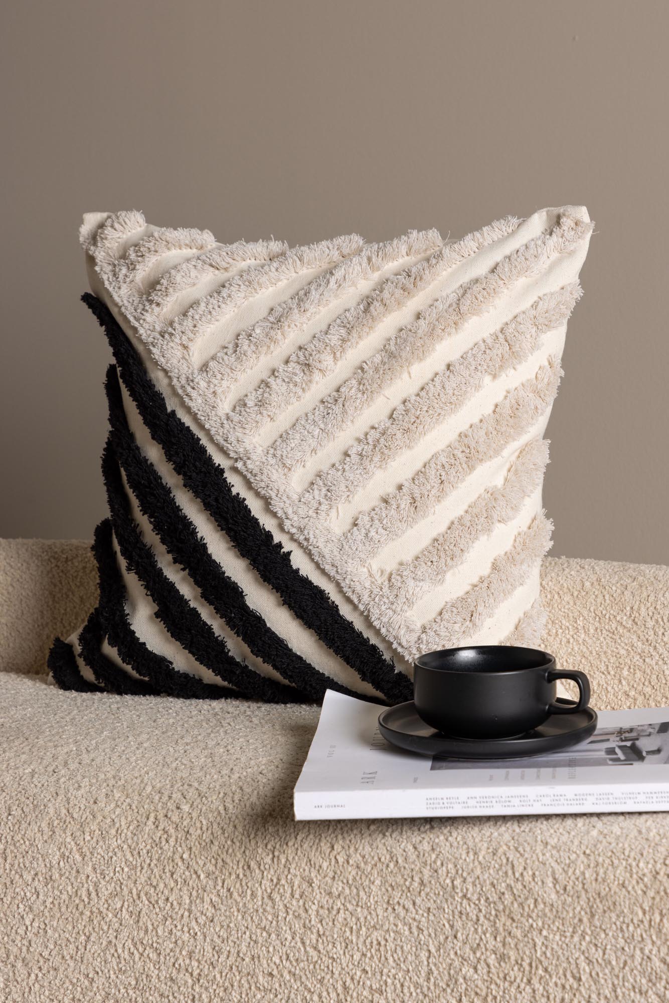 Zara Kissenbezug in Weiss präsentiert im Onlineshop von KAQTU Design AG. Deko Kissenbezug ist von Venture Home