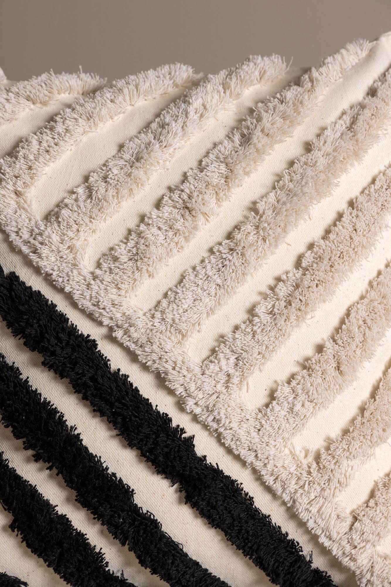 Zara Kissenbezug in Weiss präsentiert im Onlineshop von KAQTU Design AG. Deko Kissenbezug ist von Venture Home