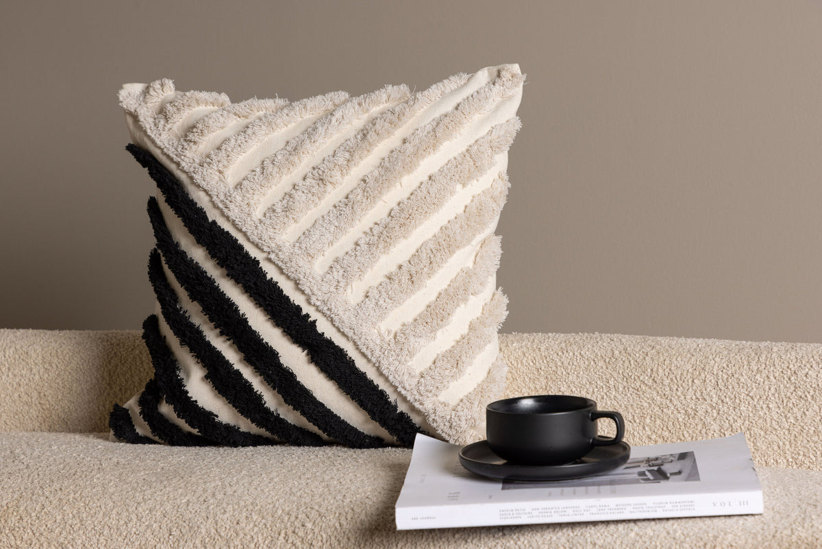 Zara Kissenbezug in Weiss präsentiert im Onlineshop von KAQTU Design AG. Deko Kissenbezug ist von Venture Home