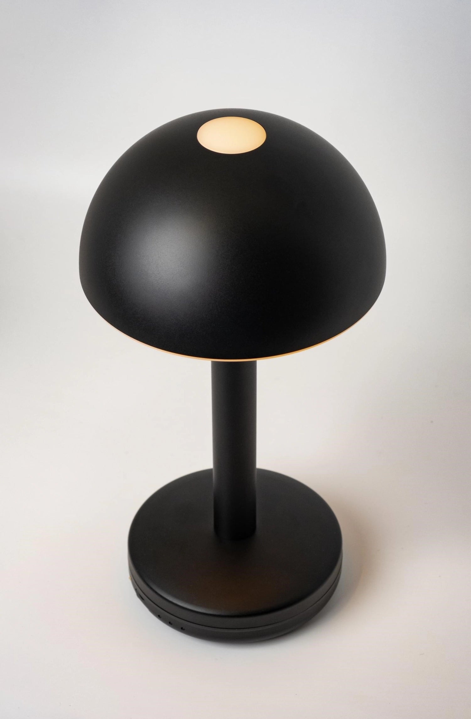 Schlichte schwarze Tischleuchte Humble Light Bug, 29x15 cm, perfektes Accessoire für stilvolle Akzentbeleuchtung in Wohnräumen.