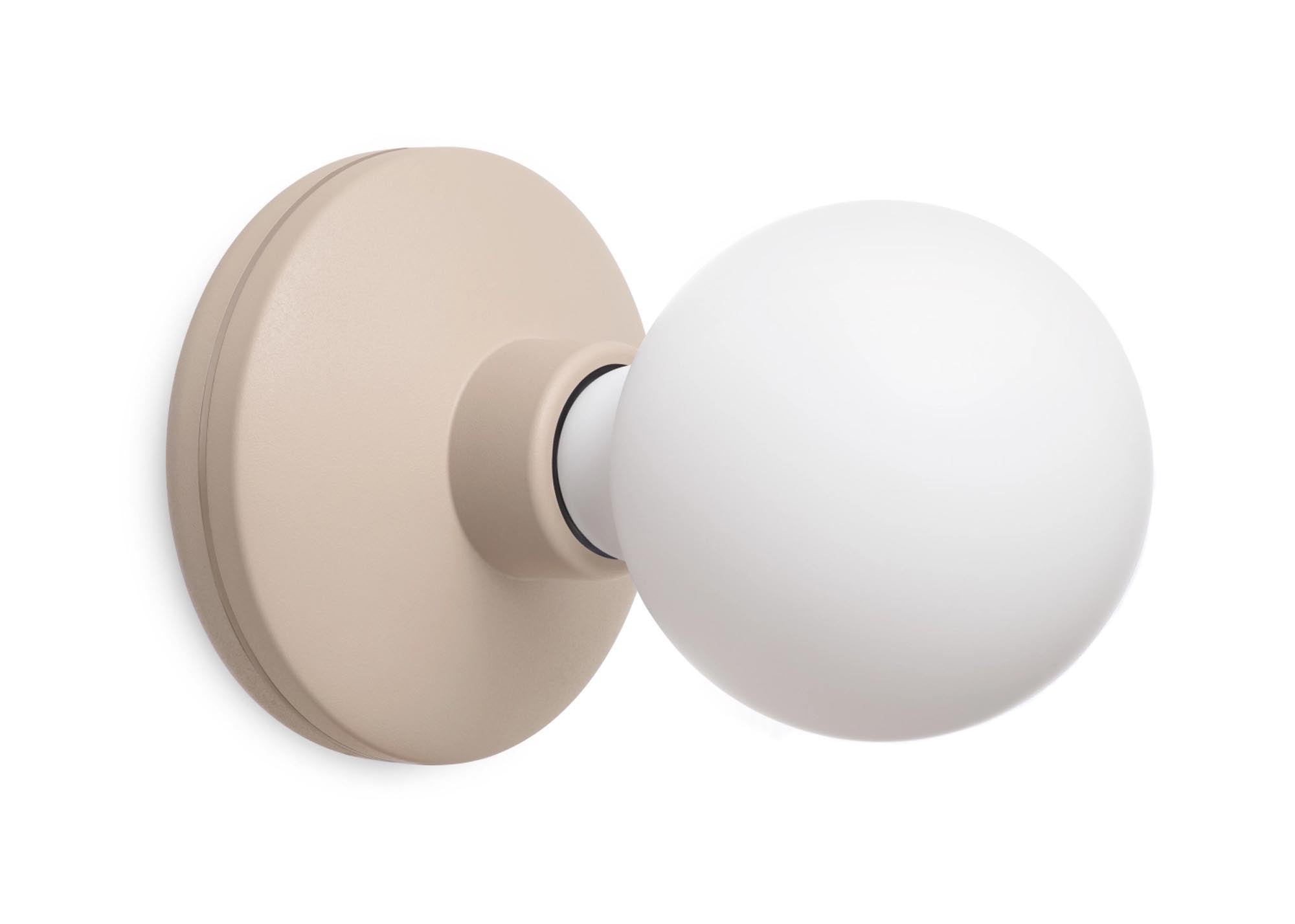 Entdecken Sie die Humble Bee Wall Light in Rose Gold Frosted – eine elegante Wand- und Tischleuchte aus Aluminium und frosted Glas für stilvolle Akzente.