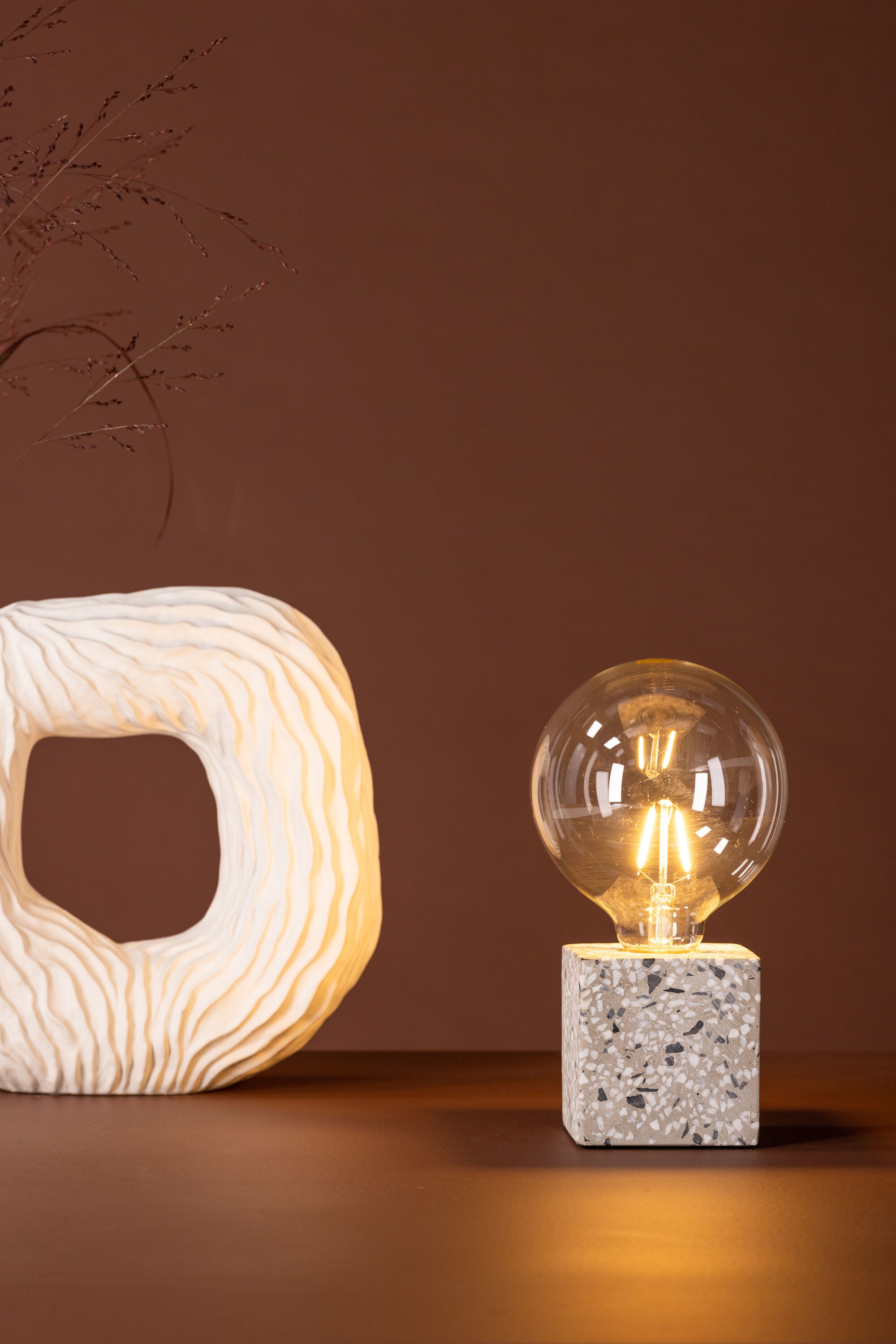 Rilche Tischleuchte in Weiss präsentiert im Onlineshop von KAQTU Design AG. Tischleuchte ist von Venture Home