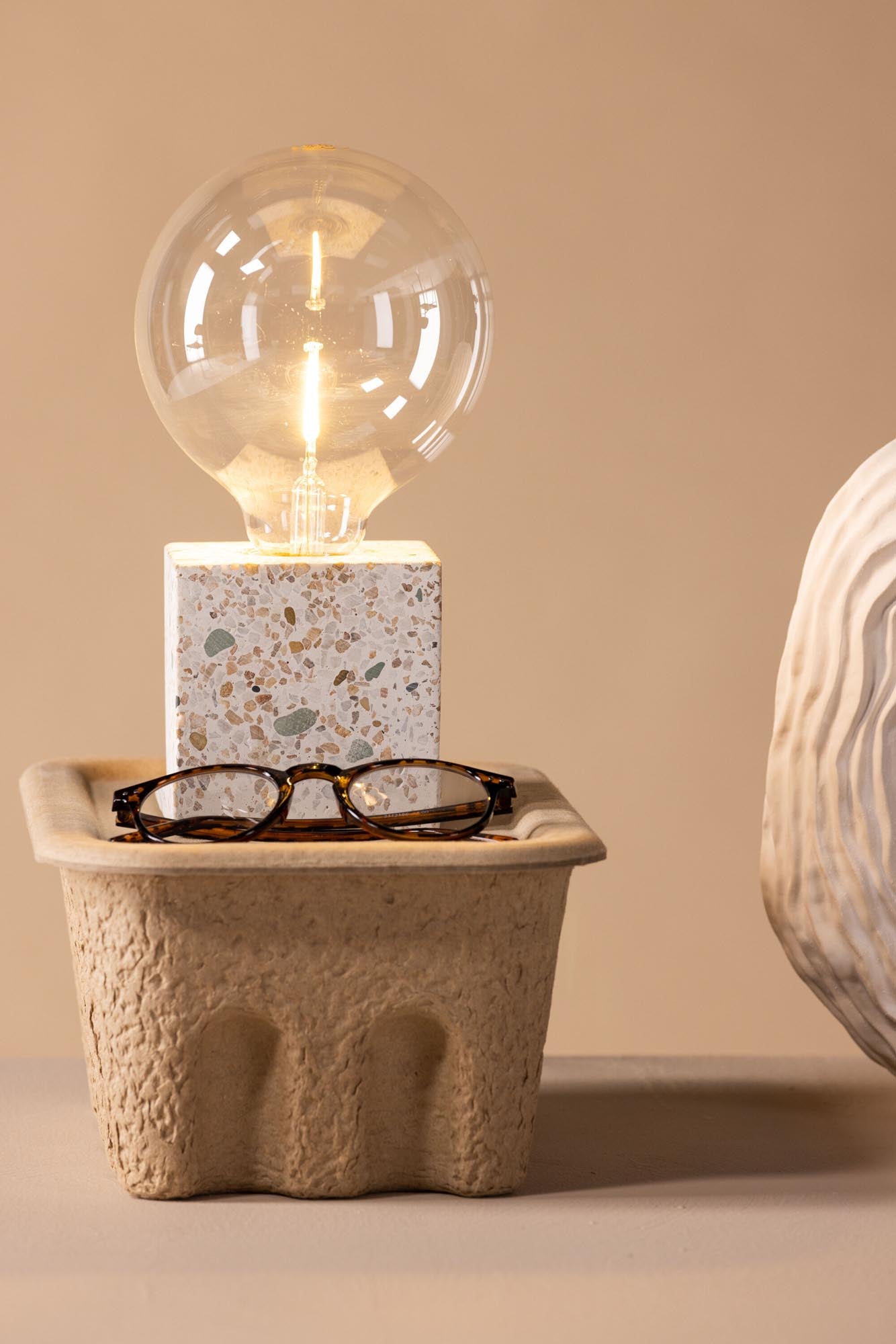 Stilvolle Rilche Tischleuchte von Venture Home mit einzigartigem Terrazzo-Sockel. Perfekt für jedes moderne Zuhause.