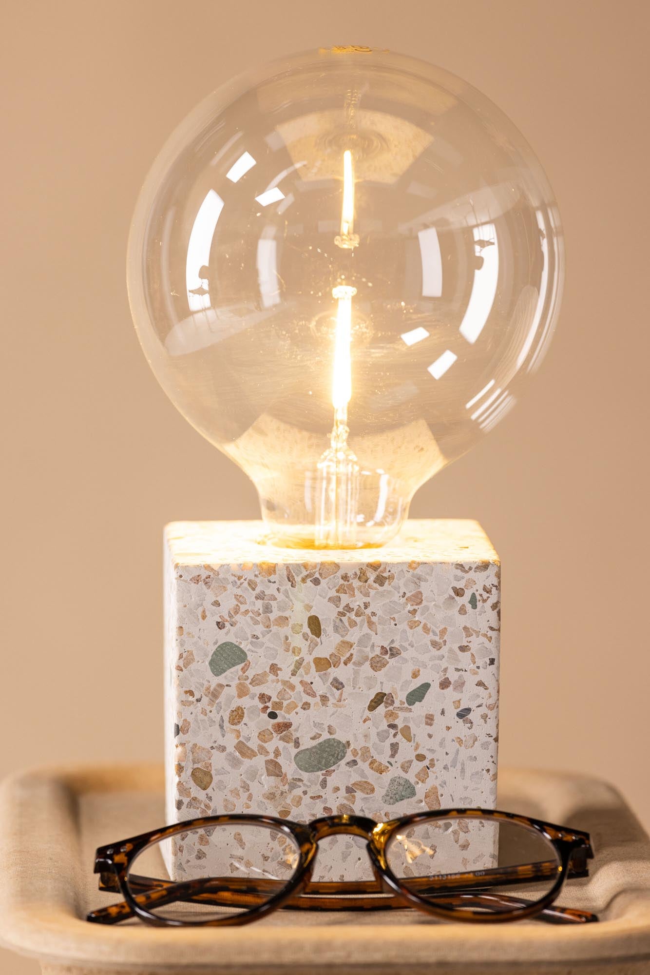 Rilche Tischleuchte: Modernes Design trifft auf Terrazzo-Charme.