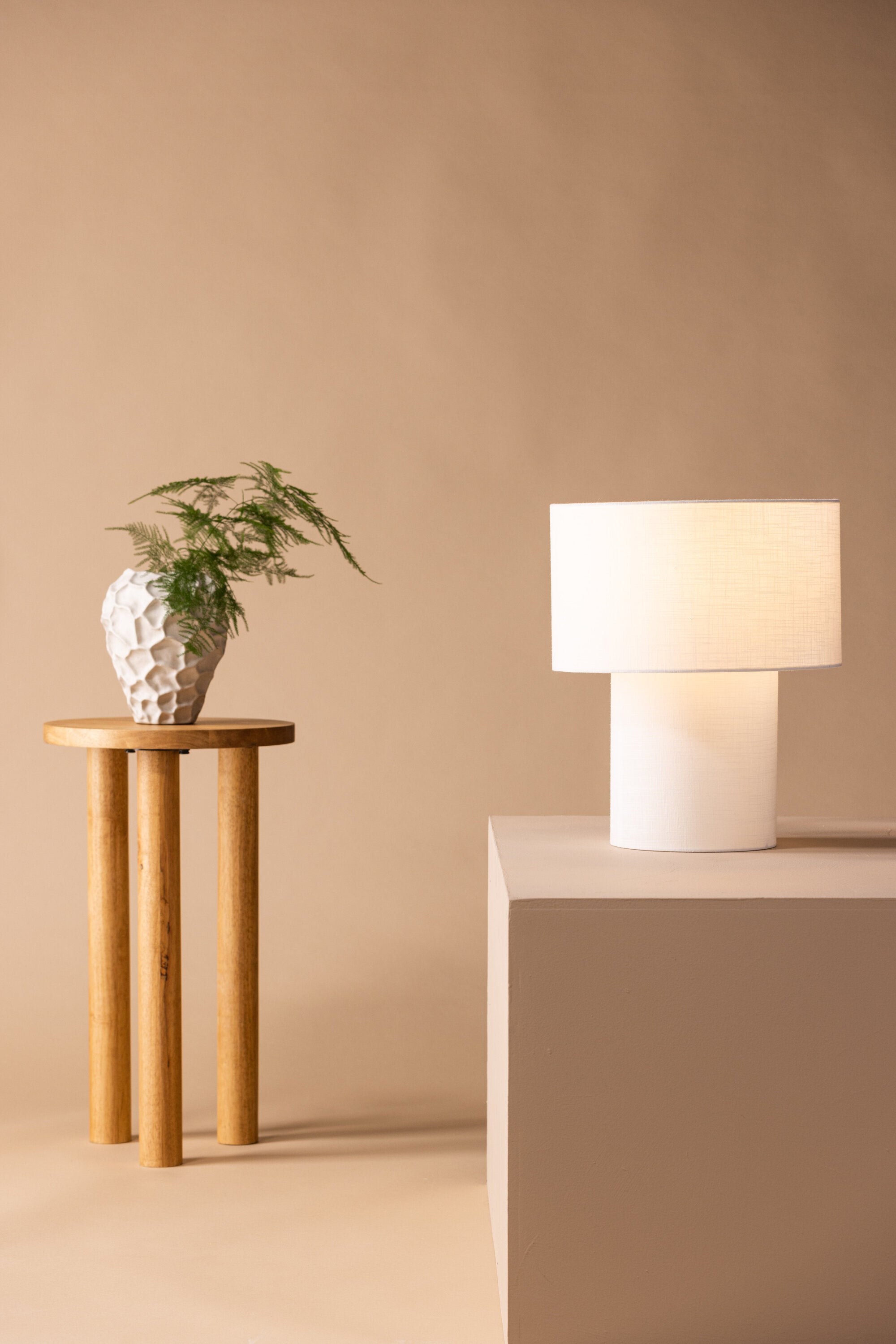 Globia Tischleuchte in Weiss präsentiert im Onlineshop von KAQTU Design AG. Tischleuchte ist von Venture Home