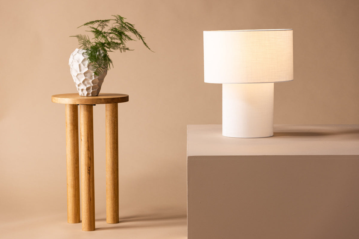 Globia Tischleuchte in Weiss präsentiert im Onlineshop von KAQTU Design AG. Tischleuchte ist von Venture Home