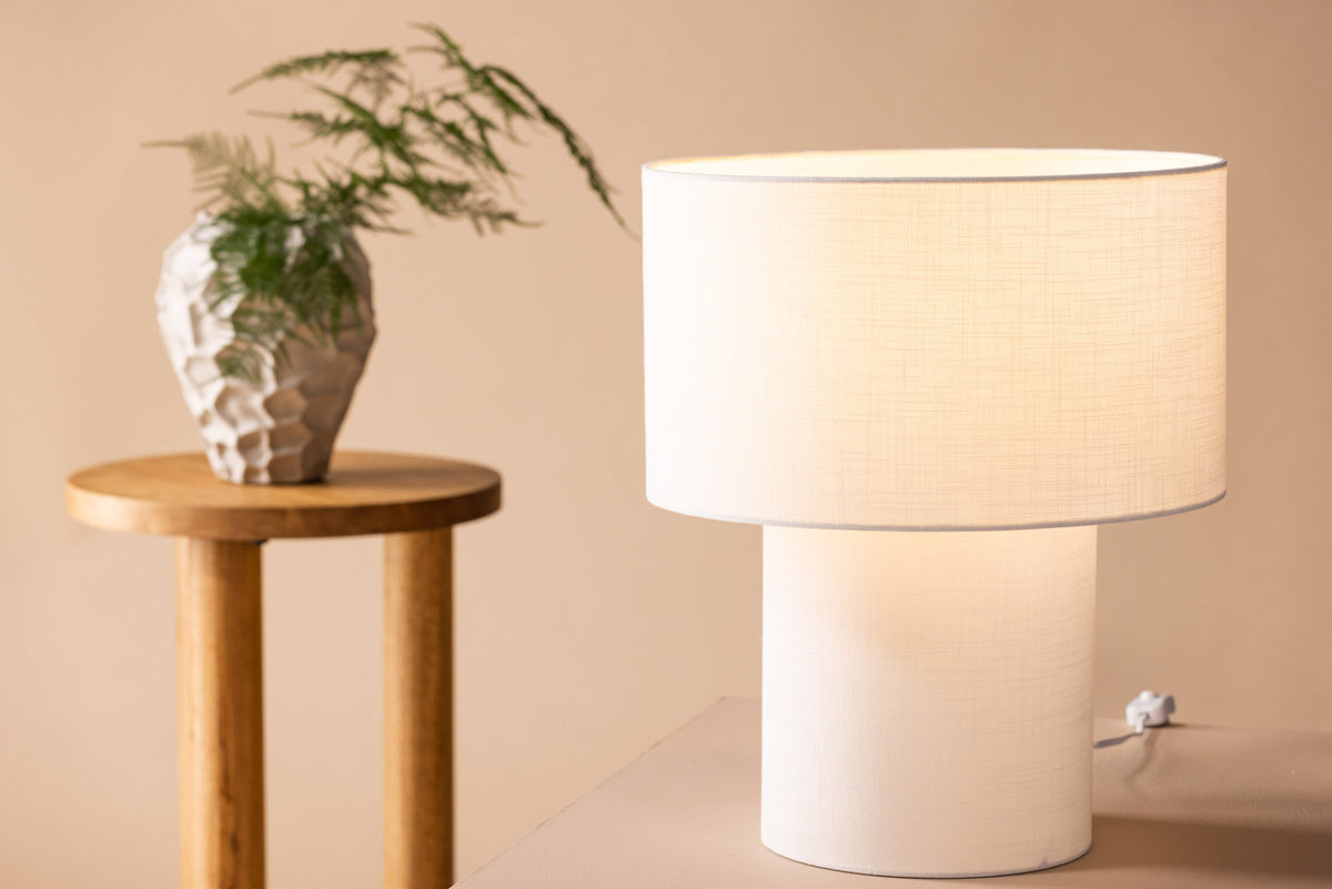 Globia Tischleuchte in Weiss präsentiert im Onlineshop von KAQTU Design AG. Tischleuchte ist von Venture Home