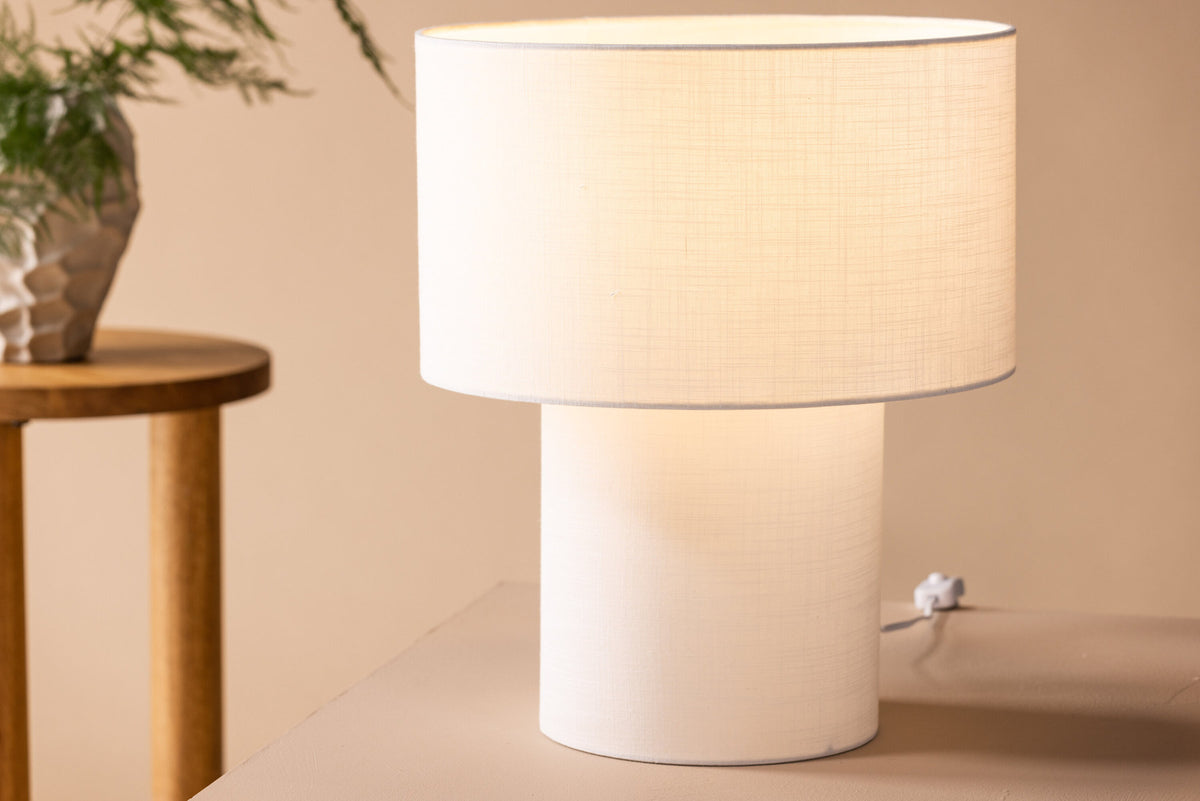 Globia Tischleuchte in Weiss präsentiert im Onlineshop von KAQTU Design AG. Tischleuchte ist von Venture Home