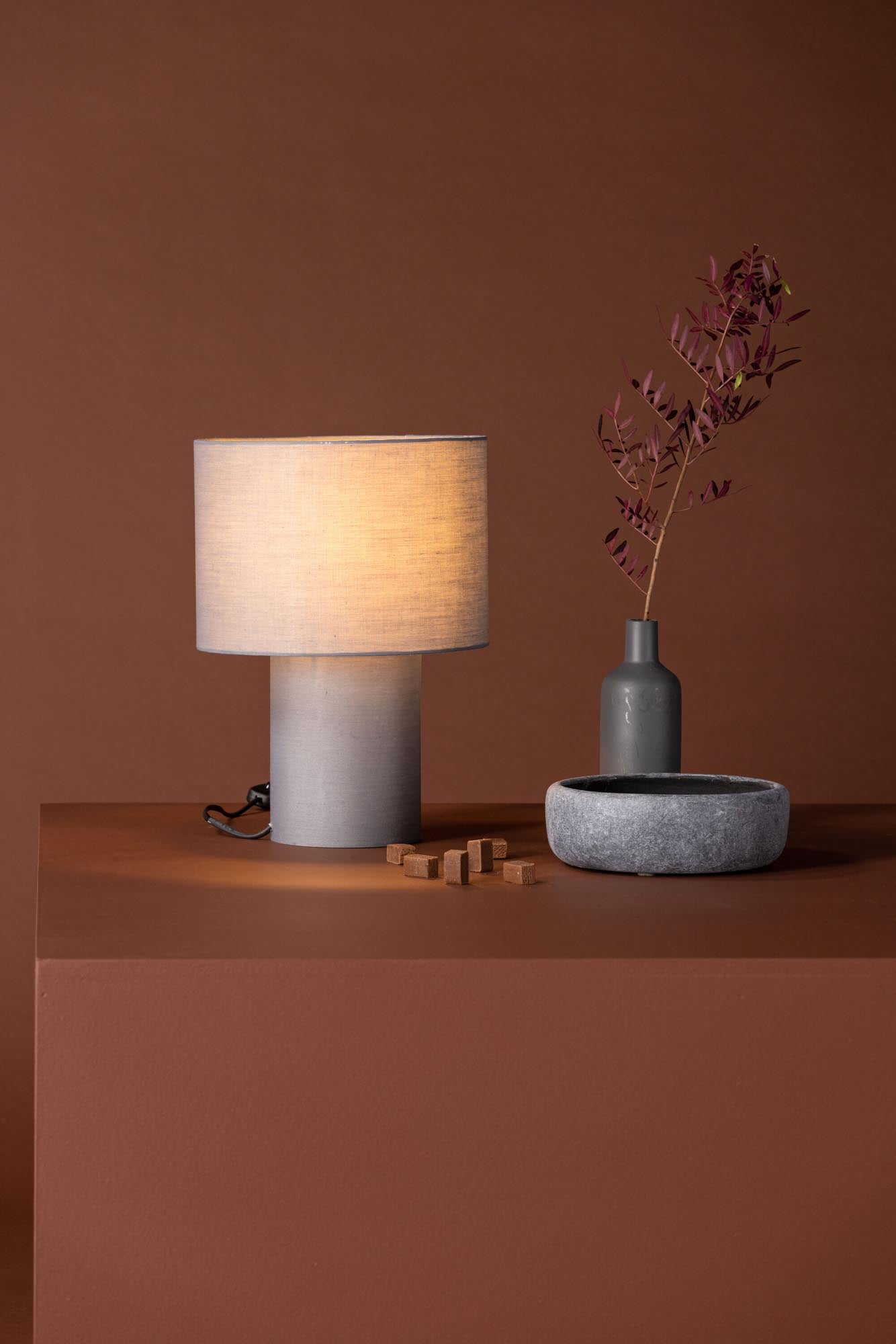 Stilvolle Etenio Tischlampe von Venture Home mit Leinenbezug.