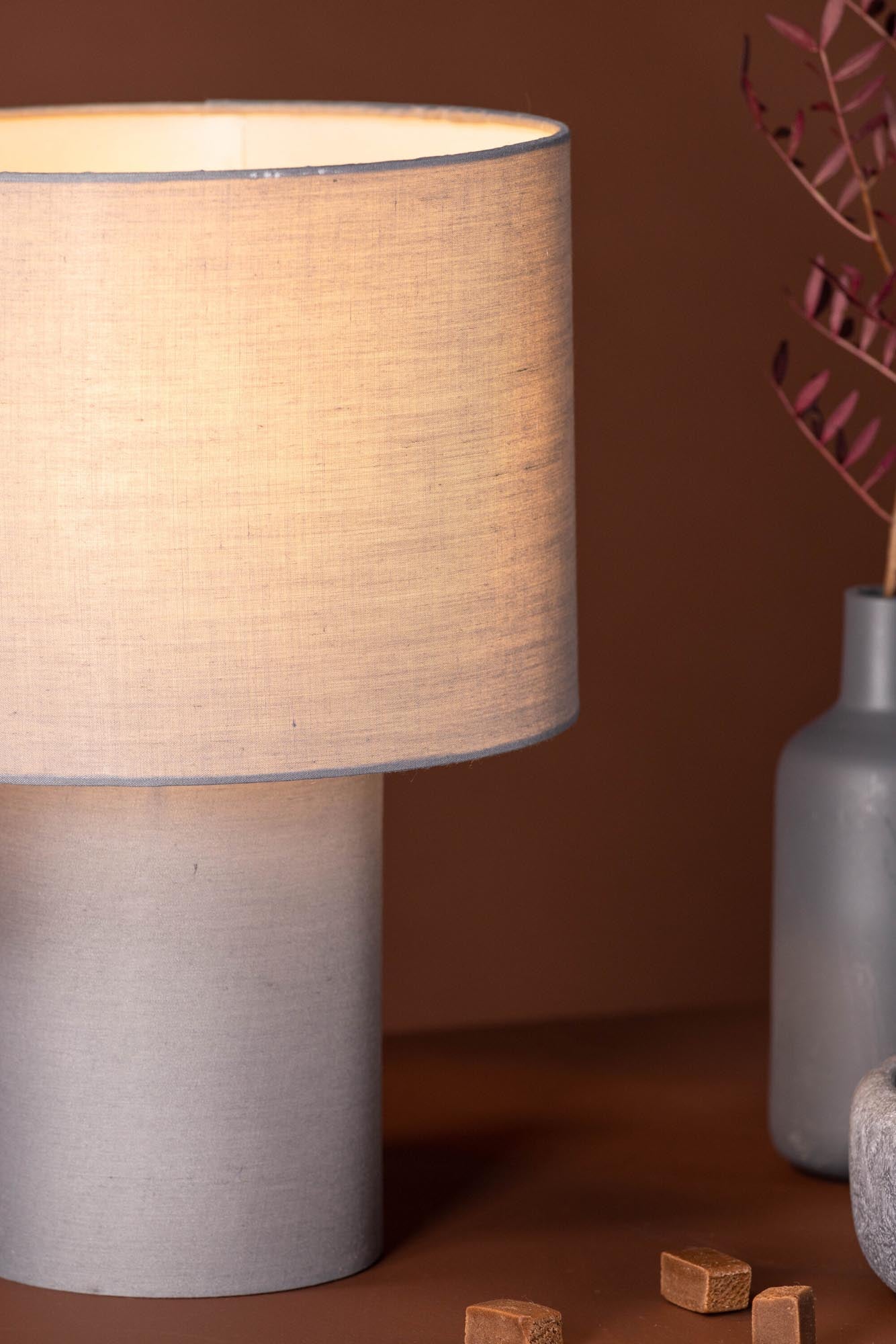 Elegante Etenio Tischleuchte von Venture Home: Hochwertiger Leinenstoff für eine behagliche Atmosphäre in jedem Raum.