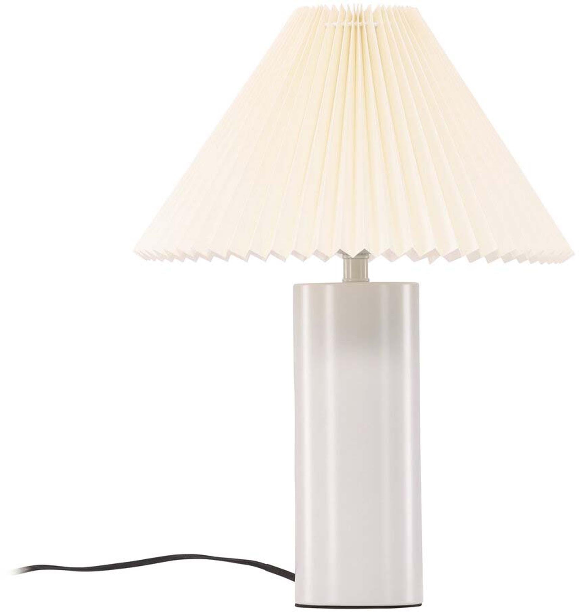 Entdecken Sie die Largin Tischleuchte von Venture Home – eine stilvolle Lampe mit elegantem Stoffschirm und robustem Eisenfuß, ideal für jedes Zuhause.