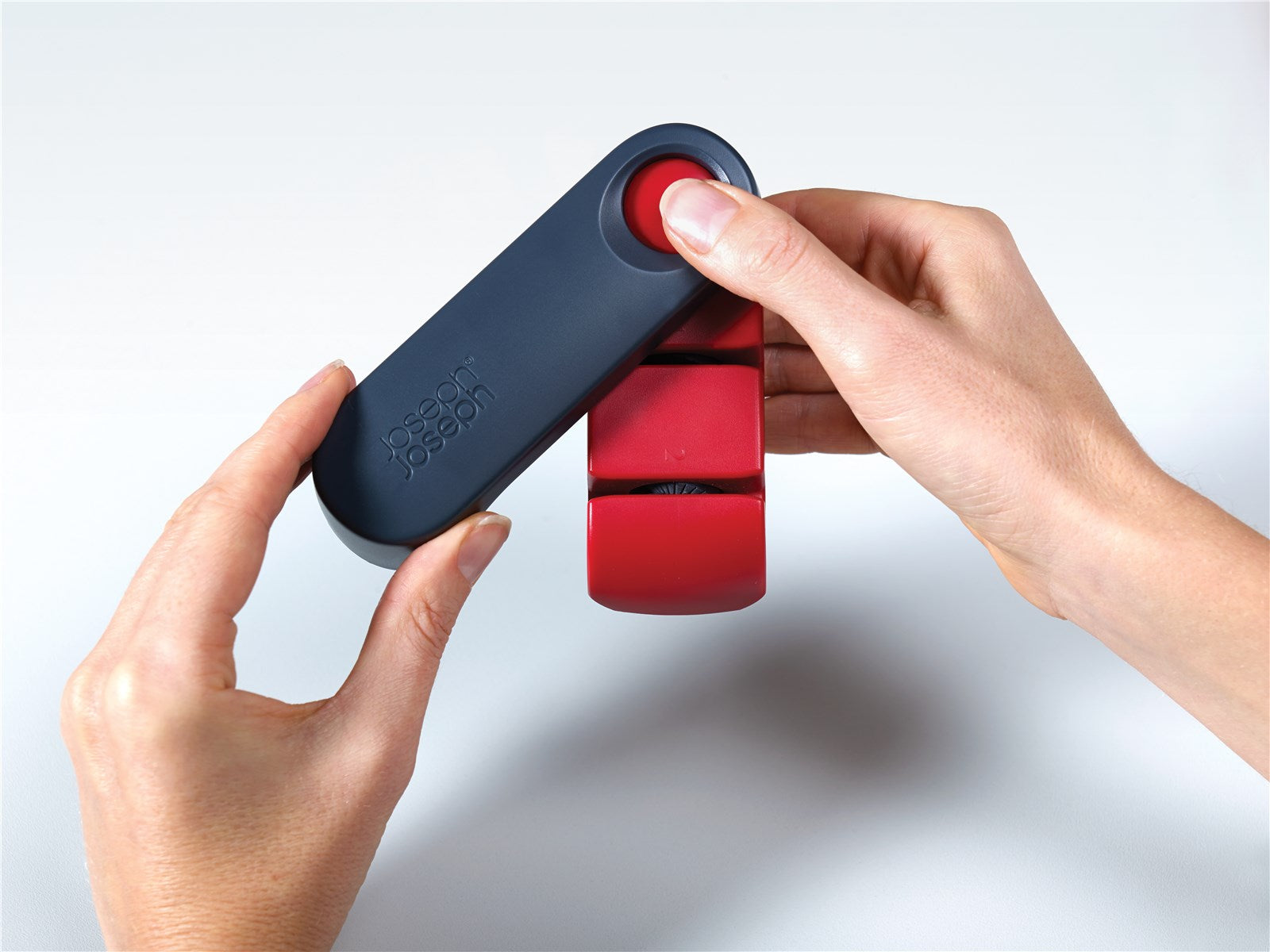 Der Rota Messerschärfer von Joseph Joseph sorgt für scharfe Küchenmesser. Ergonomisch, robust und ideal für alle Messerarten – ein Must-Have für jede Küche!