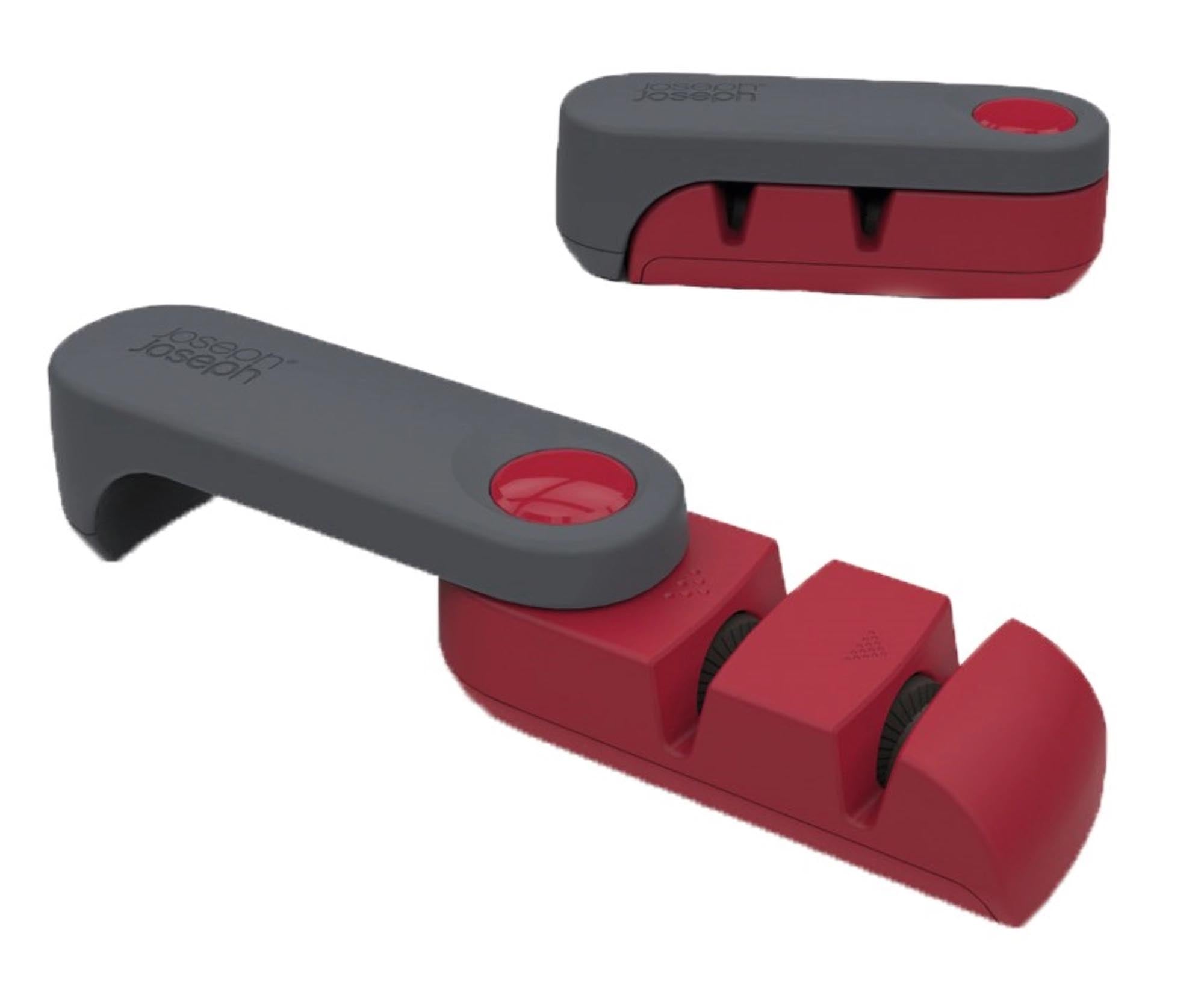 Der Rota Messerschärfer von Joseph Joseph in Rot Grau schärft Ihre Küchenmesser schnell und präzise. Ideal für Hobbyköche und Profis!