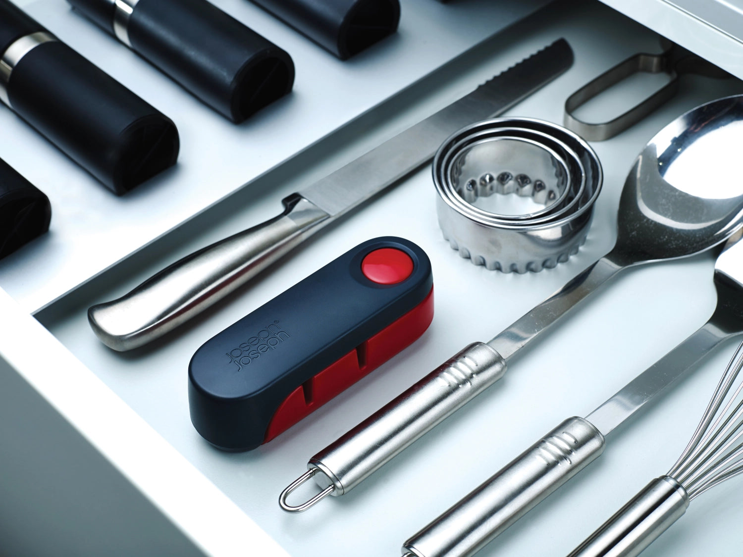 Rota Messerschärfer in Rot und Grau von Joseph Joseph, ideal für präzises Schärfen von Küchenmessern, modernes und funktionales Design.