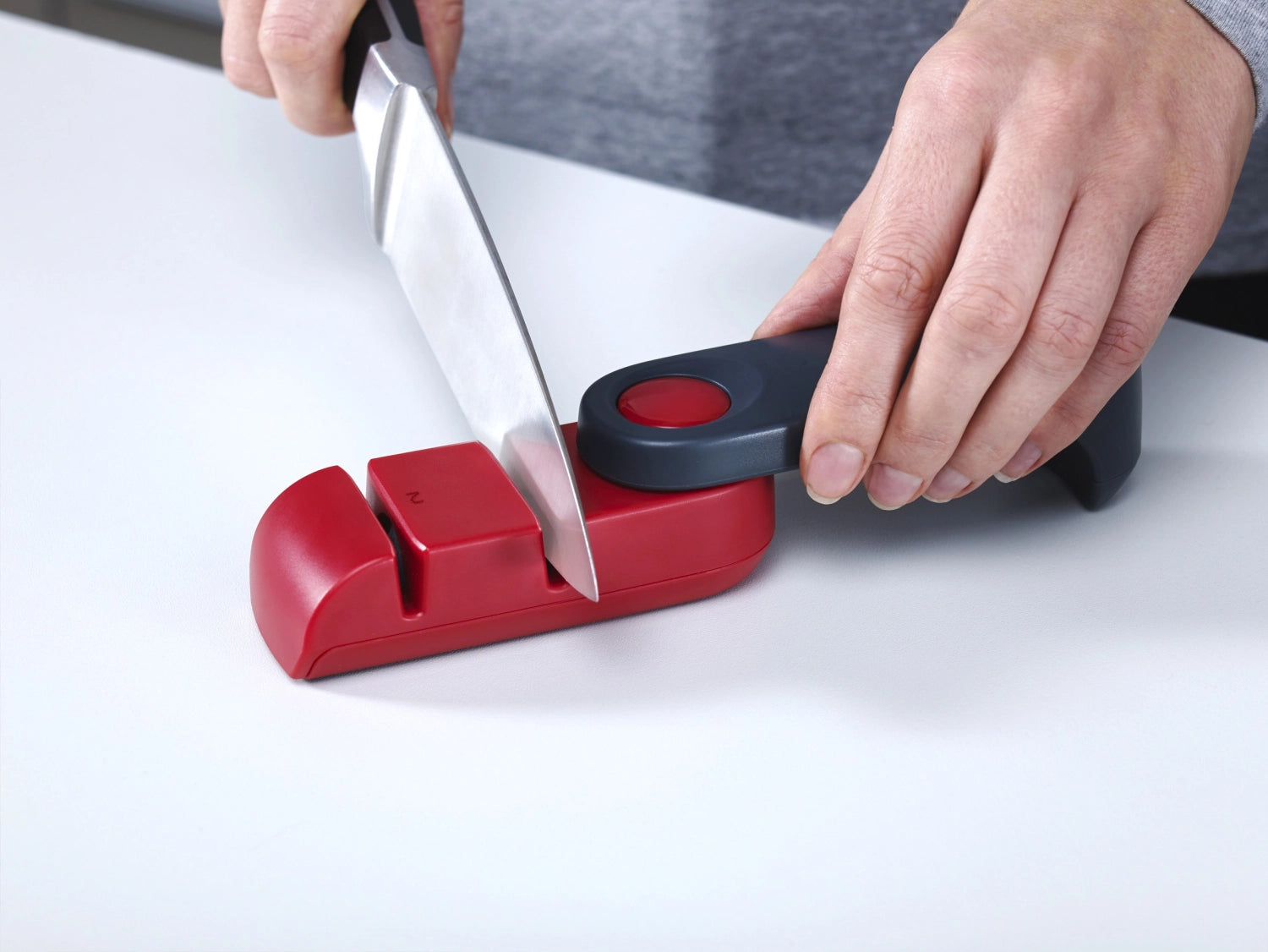 Praktischer Rota Messerschärfer in ansprechendem Rot und Grau, perfekt für das Schärfen von Küchenmessern mit stilvollem Design.