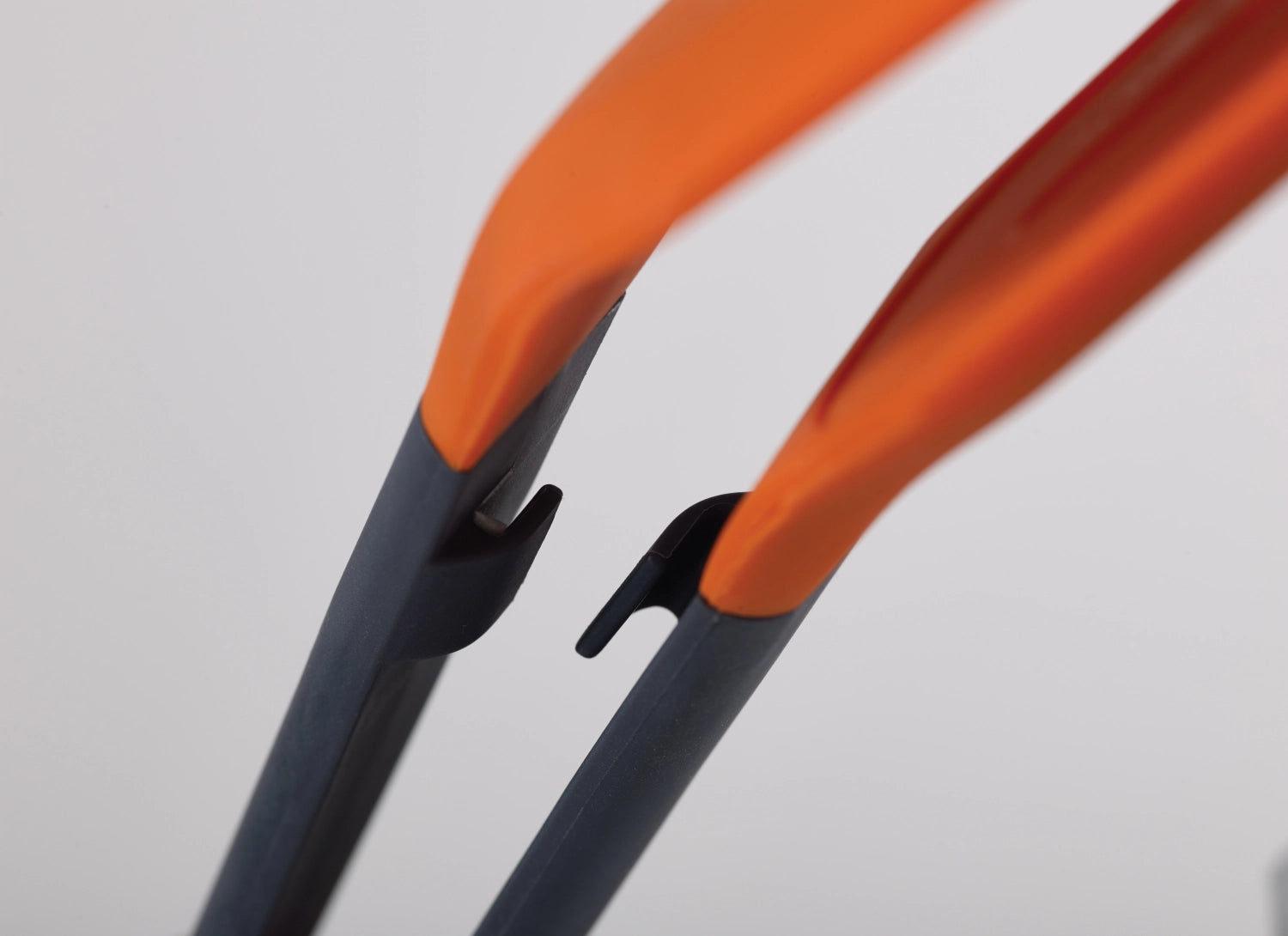 Praktische Wender Zange in elegantem Grau und leuchtendem Orange von Joseph Joseph, ideal zum Wenden und Servieren, Maße: 30x6.5x2.8 cm.